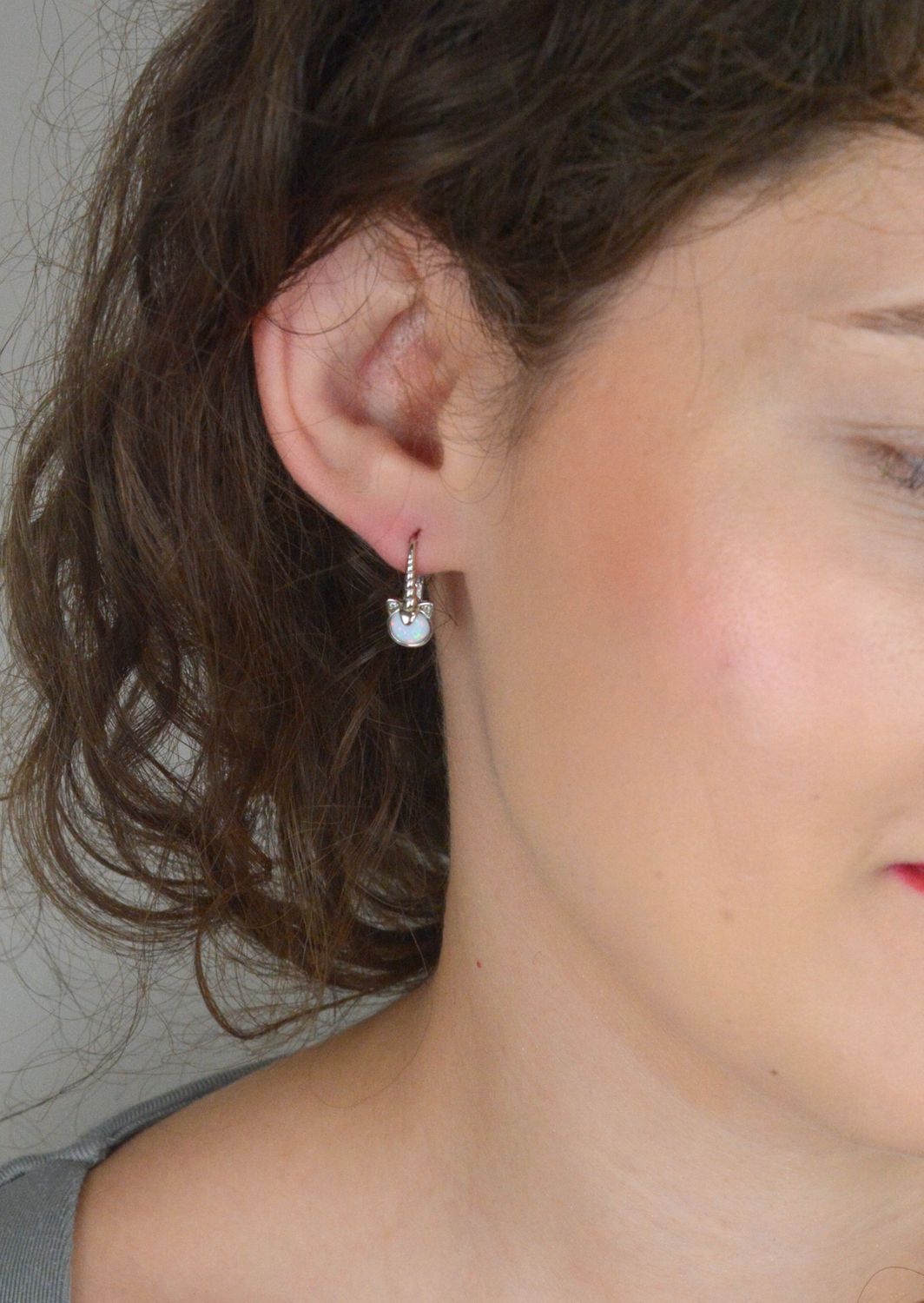 Urocze dziecięce kolczyki MINET w kształcie jednorożców, wykonane z rodowanego srebra 925, ozdobione białym opalem i cyrkoniami. Idealny prezent dla dziewczynki.1.jpg