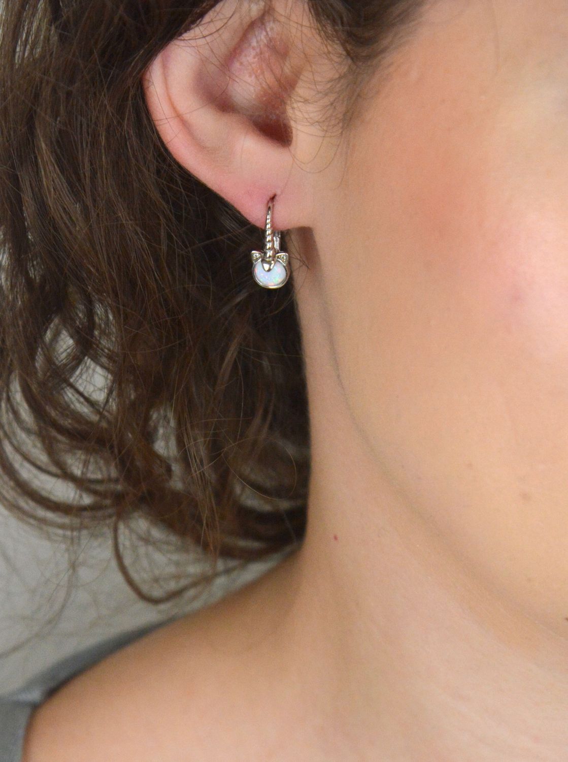 Urocze dziecięce kolczyki MINET w kształcie jednorożców, wykonane z rodowanego srebra 925, ozdobione białym opalem i cyrkoniami. Idealny prezent dla dziewczynki.1.jpg