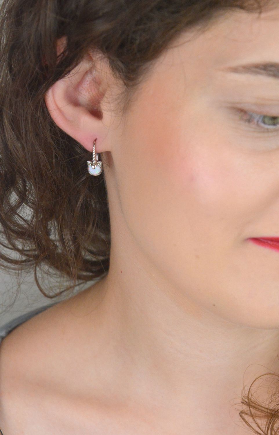 Urocze dziecięce kolczyki MINET w kształcie jednorożców, wykonane z rodowanego srebra 925, ozdobione białym opalem i cyrkoniami. Idealny prezent dla dziewczynki.1.jpg