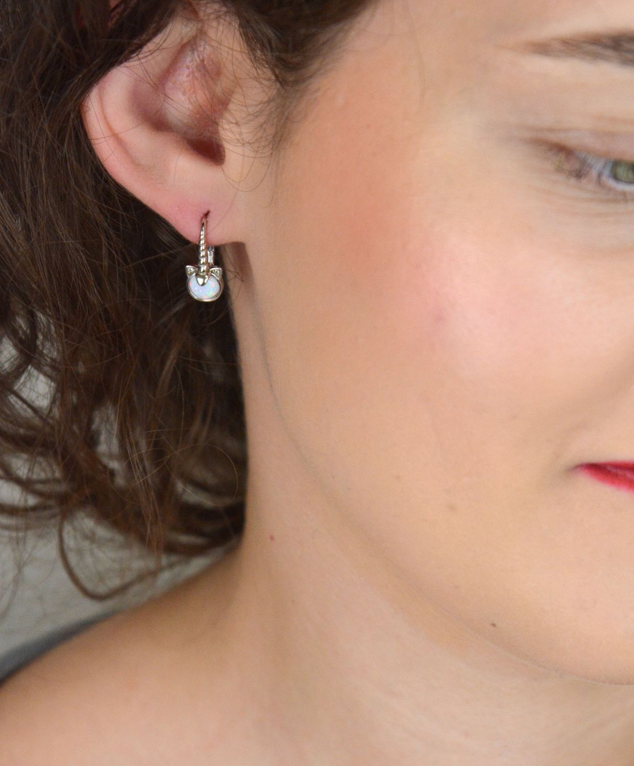 Urocze dziecięce kolczyki MINET w kształcie jednorożców, wykonane z rodowanego srebra 925, ozdobione białym opalem i cyrkoniami. Idealny prezent dla dziewczynki.1.jpg