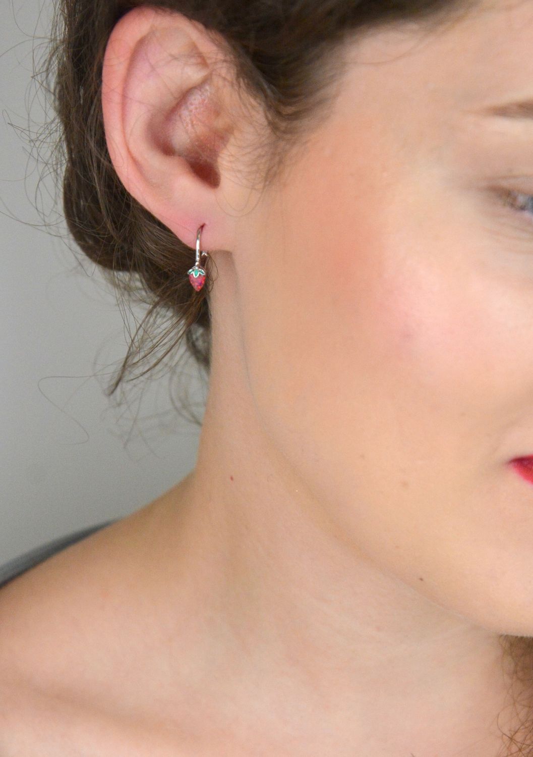 Urocze dziecięce kolczyki MINET w kształcie truskawek z czerwonym opalem. Wykonane z rodowanego srebra 925. Idealny, dziewczęcy prezent!1.jpg