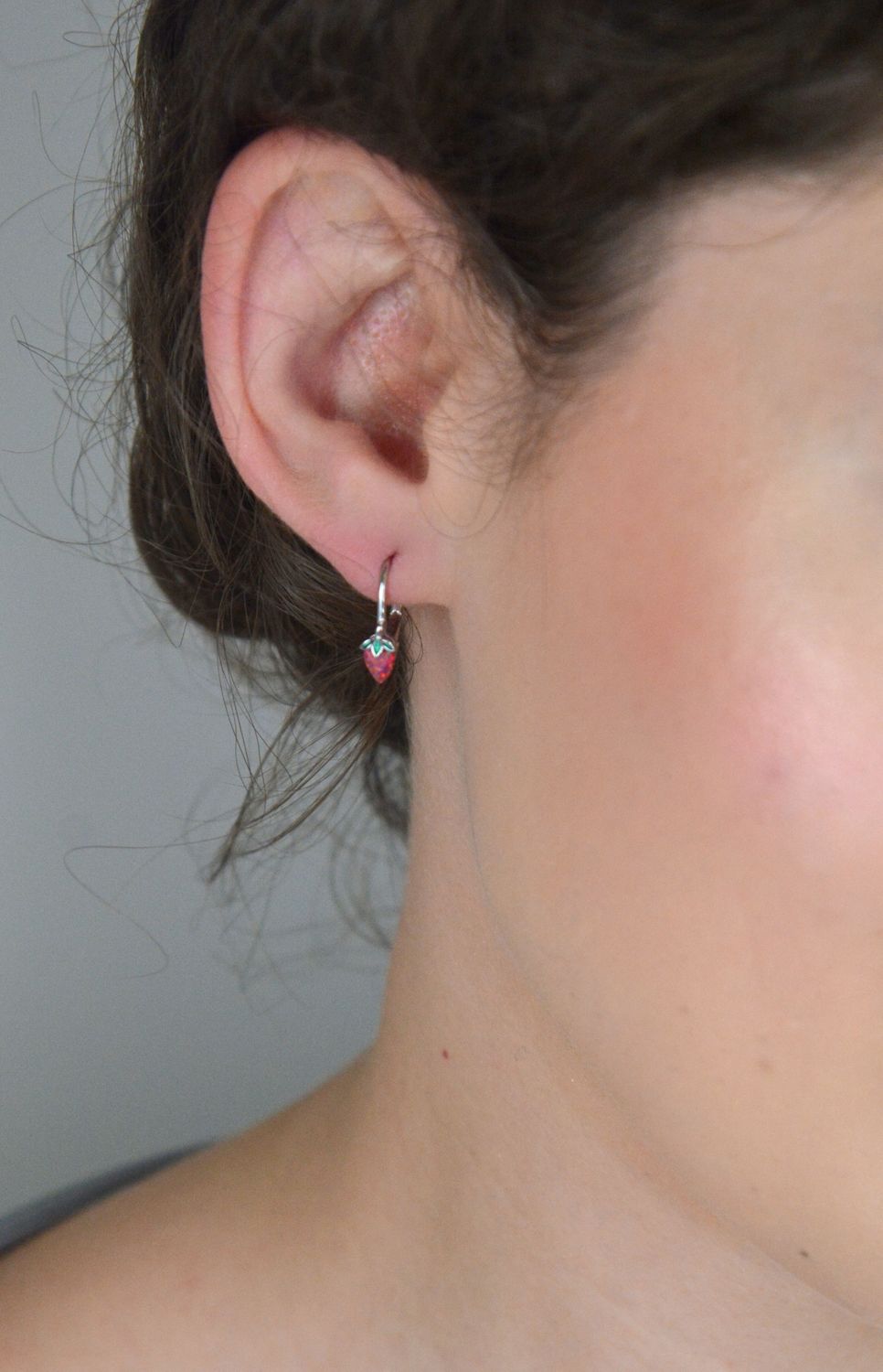 Urocze dziecięce kolczyki MINET w kształcie truskawek z czerwonym opalem. Wykonane z rodowanego srebra 925. Idealny, dziewczęcy prezent!1.jpg