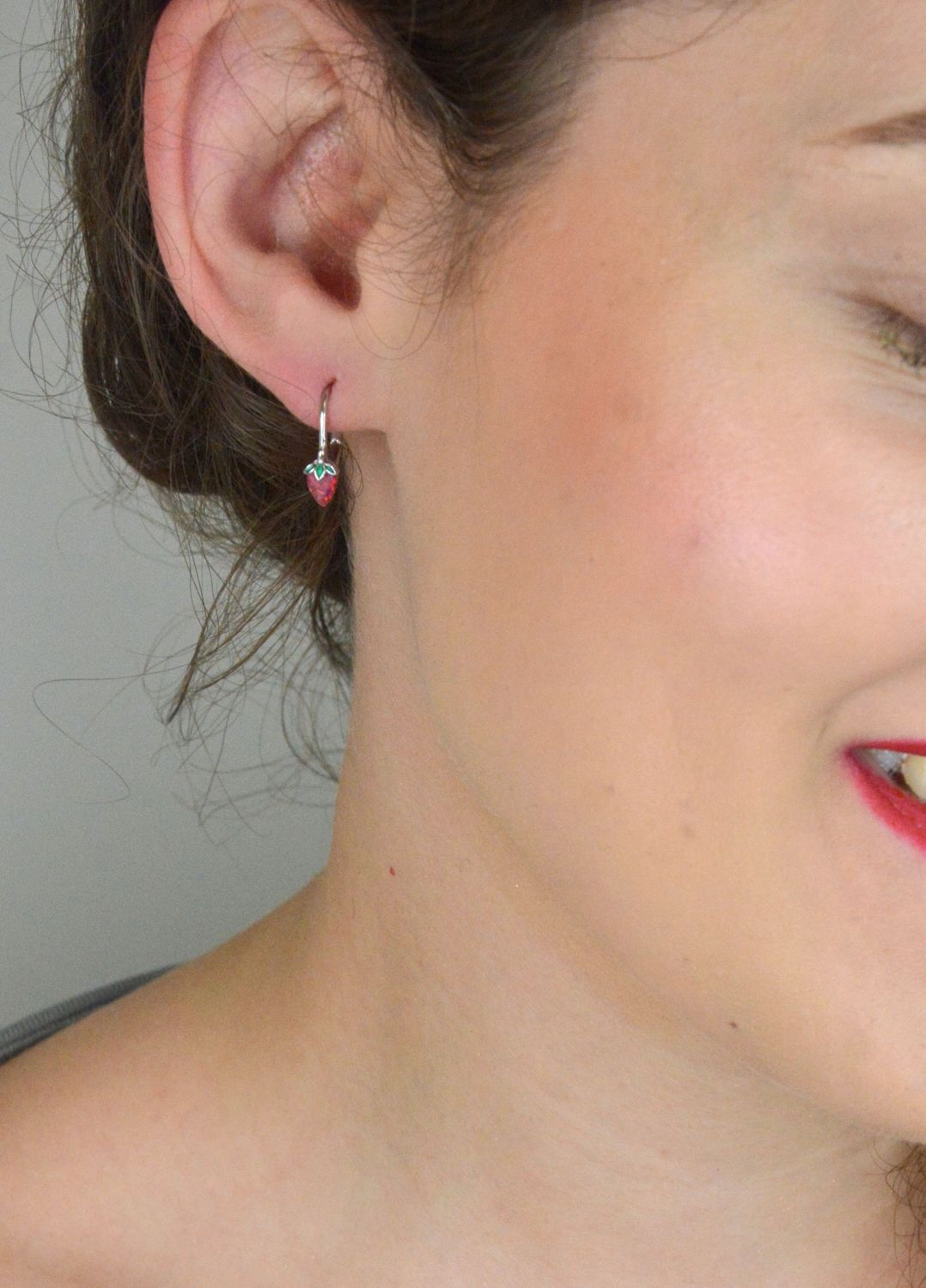 Urocze dziecięce kolczyki MINET w kształcie truskawek z czerwonym opalem. Wykonane z rodowanego srebra 925. Idealny, dziewczęcy prezent!1.jpg