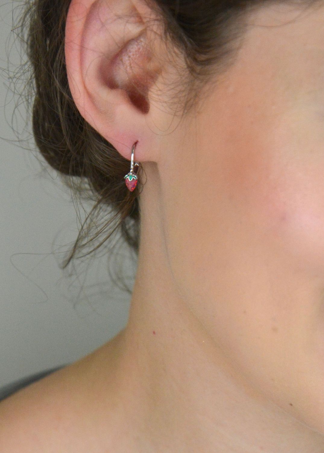 Urocze dziecięce kolczyki MINET w kształcie truskawek z czerwonym opalem. Wykonane z rodowanego srebra 925. Idealny, dziewczęcy prezent!1.jpg