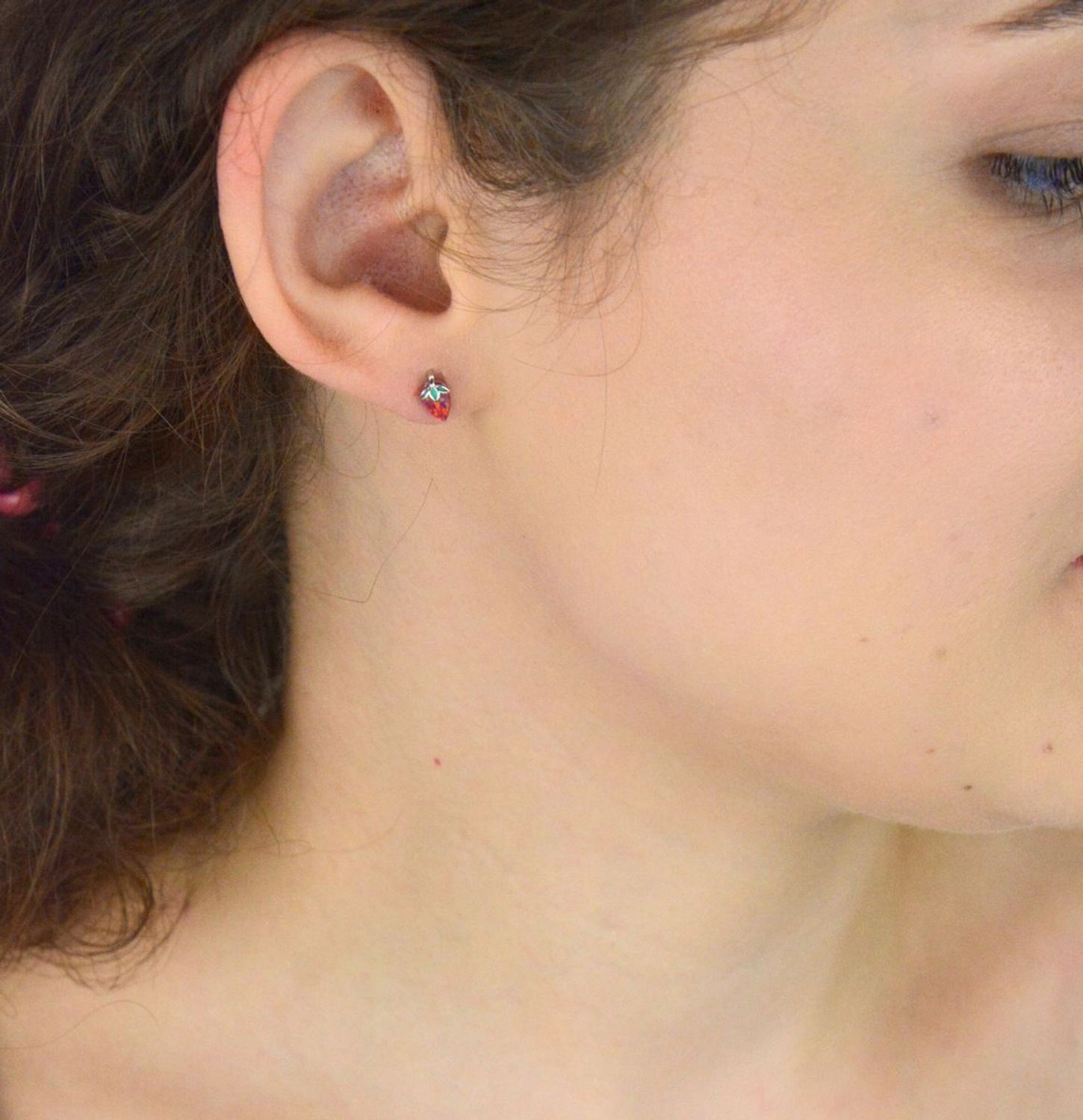 MINET dziecięce kolczyki truskawki z czerwonym opalem syntetycznym, srebro 925 rodowane. Małe, lekkie i trwałe kolczyki dla dziewczynek idealne na co dzień i na prezent.1.jpg