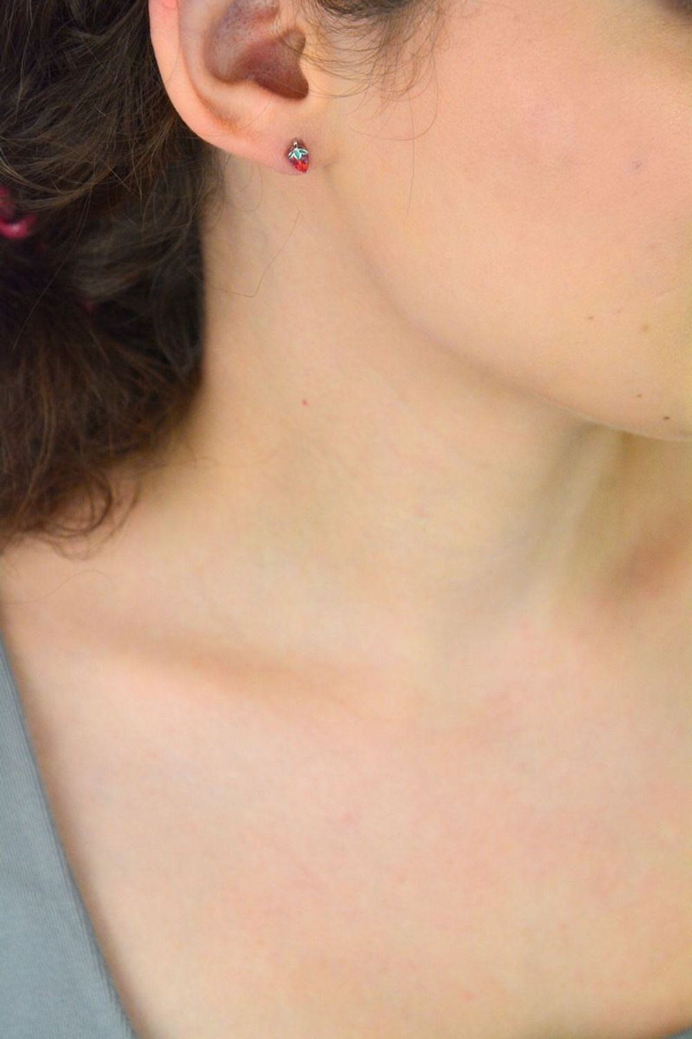 MINET dziecięce kolczyki truskawki z czerwonym opalem syntetycznym, srebro 925 rodowane. Małe, lekkie i trwałe kolczyki dla dziewczynek idealne na co dzień i na prezent.1.jpg