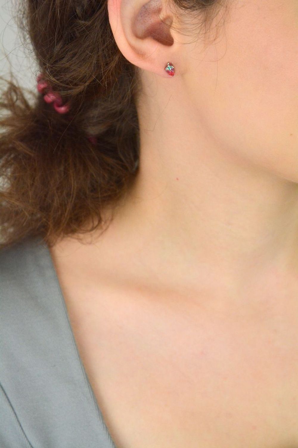 MINET dziecięce kolczyki truskawki z czerwonym opalem syntetycznym, srebro 925 rodowane. Małe, lekkie i trwałe kolczyki dla dziewczynek idealne na co dzień i na prezent.1.jpg