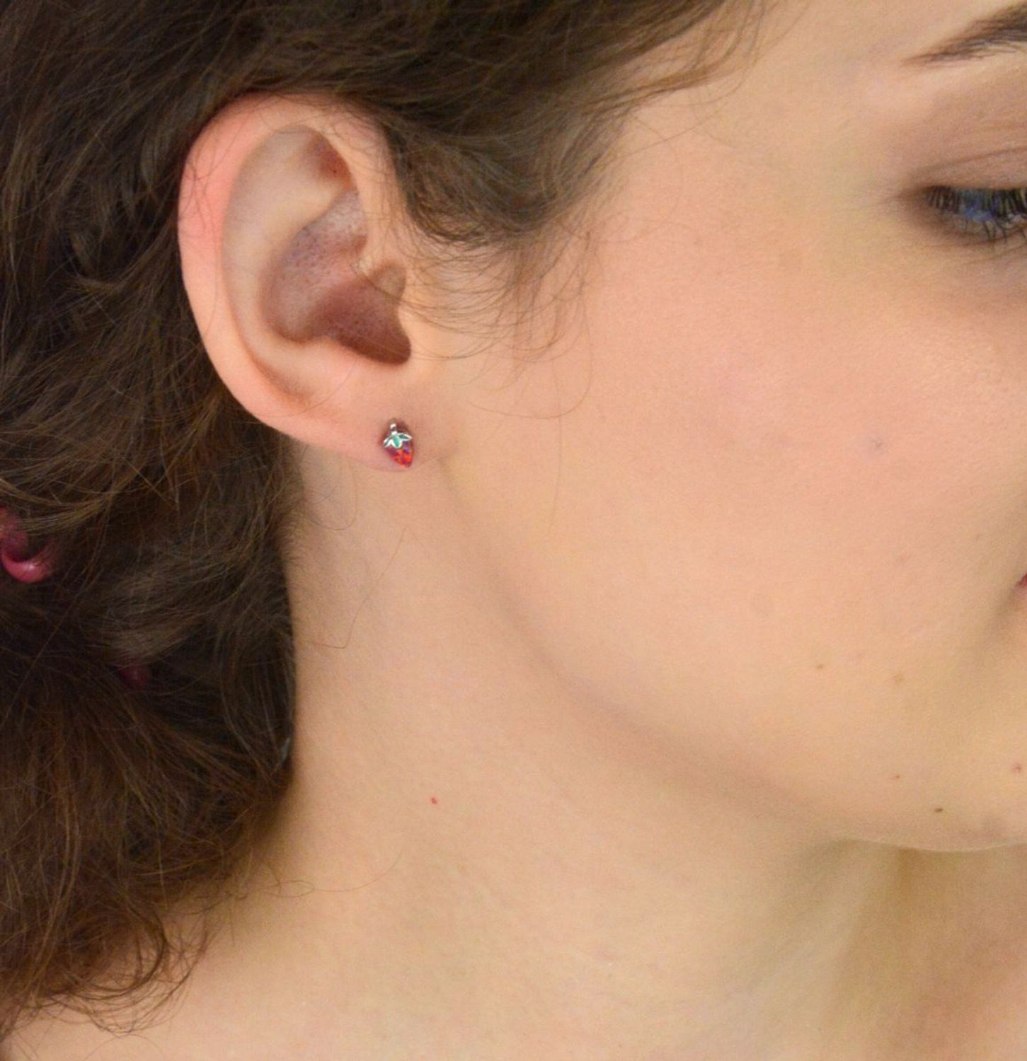 MINET dziecięce kolczyki truskawki z czerwonym opalem syntetycznym, srebro 925 rodowane. Małe, lekkie i trwałe kolczyki dla dziewczynek idealne na co dzień i na prezent.1.jpg