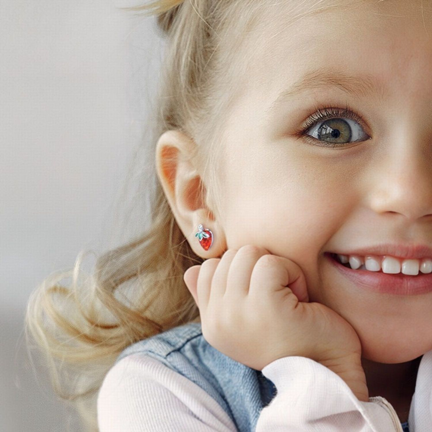 MINET dziecięce kolczyki truskawki z czerwonym opalem syntetycznym, srebro 925 rodowane. Małe, lekkie i trwałe kolczyki dla dziewczynek idealne na co dzień i na prezent.1.jpg