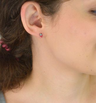 MINET dziecięce kolczyki truskawki z czerwonym opalem syntetycznym, srebro 925 rodowane. Małe, lekkie i trwałe kolczyki dla dziewczynek idealne na co dzień i na prezent (3).JPG