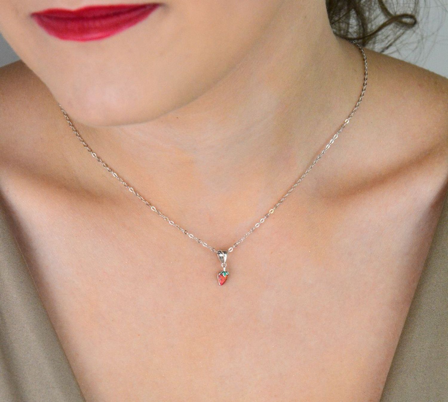 MINET dziecięcy naszyjnik srebrny z zawieszką w kształcie truskawki. Ozdobiony czerwonym opalem, wykonany z rodowanego srebra Ag 925. Idealny prezent dla dziewczynki.1.jpg