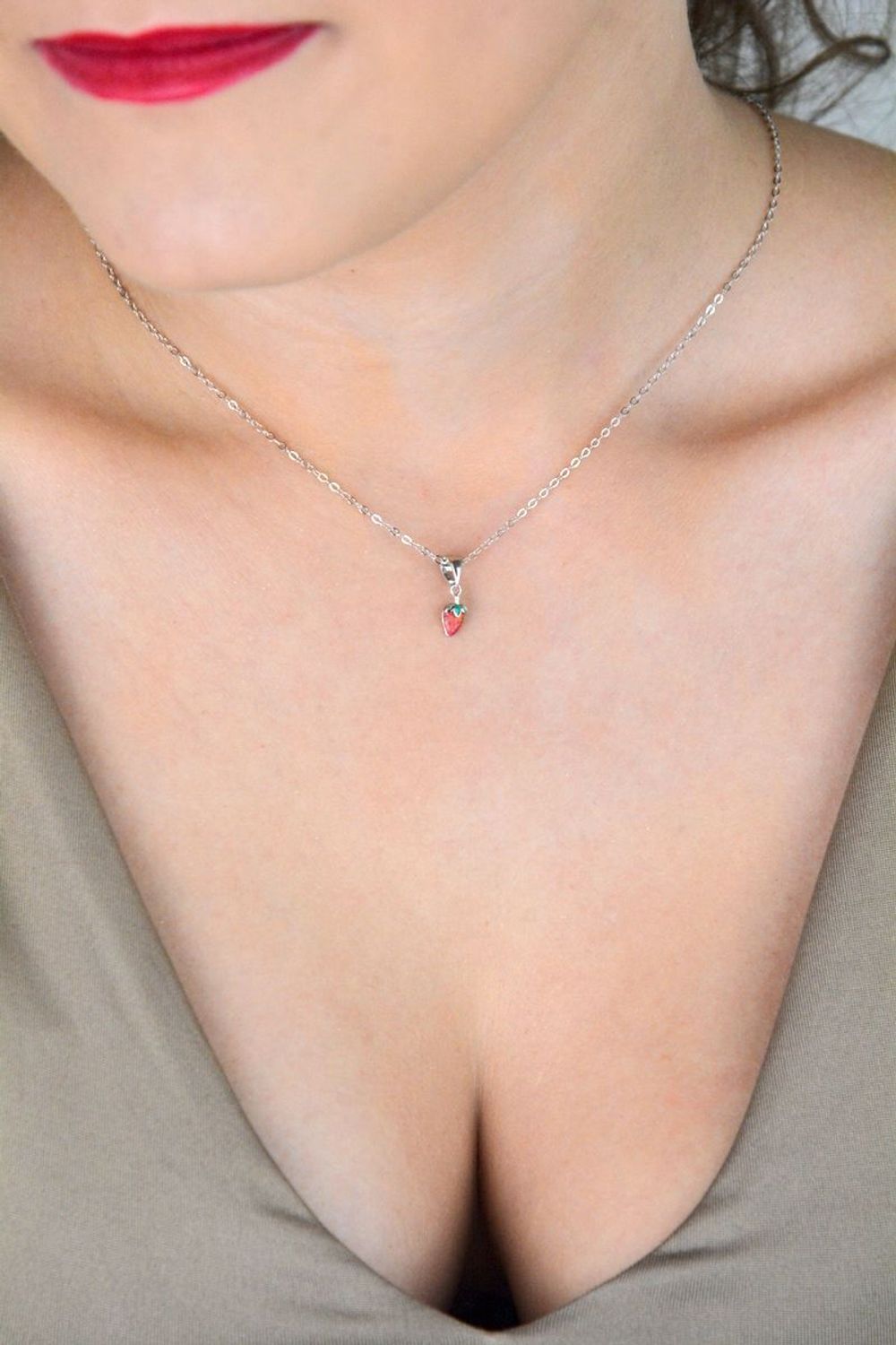 MINET dziecięcy naszyjnik srebrny z zawieszką w kształcie truskawki. Ozdobiony czerwonym opalem, wykonany z rodowanego srebra Ag 925. Idealny prezent dla dziewczynki.1.jpg