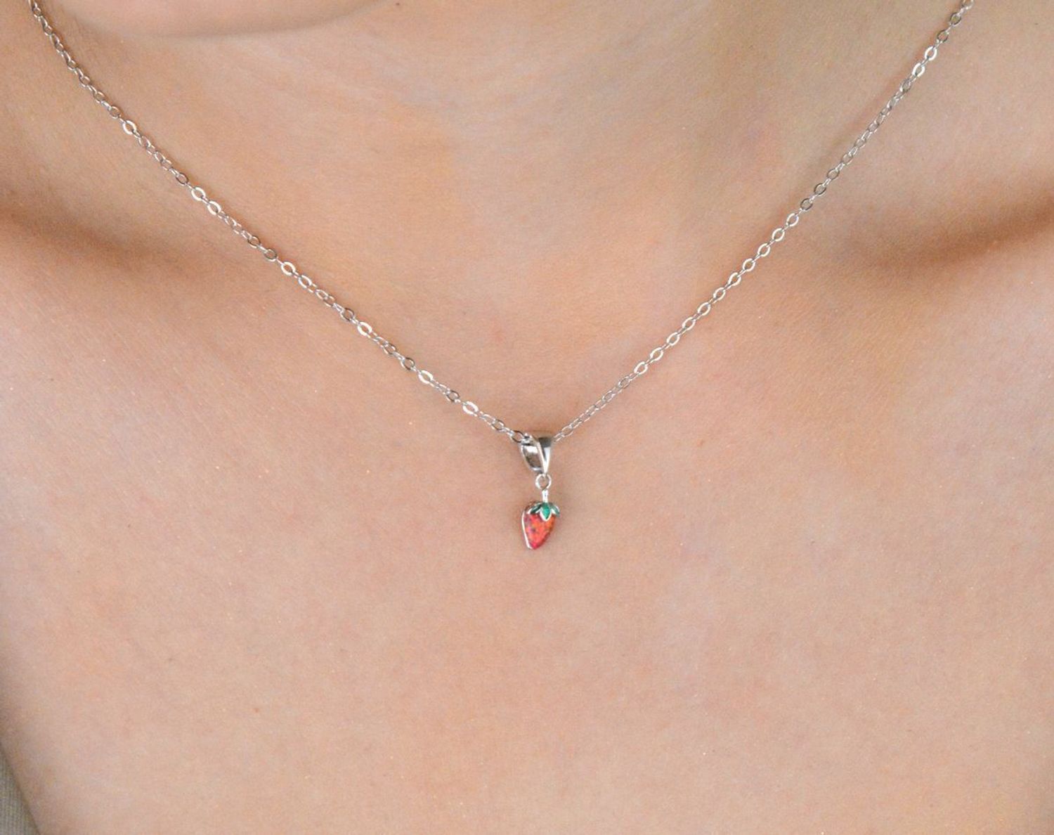 MINET dziecięcy naszyjnik srebrny z zawieszką w kształcie truskawki. Ozdobiony czerwonym opalem, wykonany z rodowanego srebra Ag 925. Idealny prezent dla dziewczynki.1.jpg