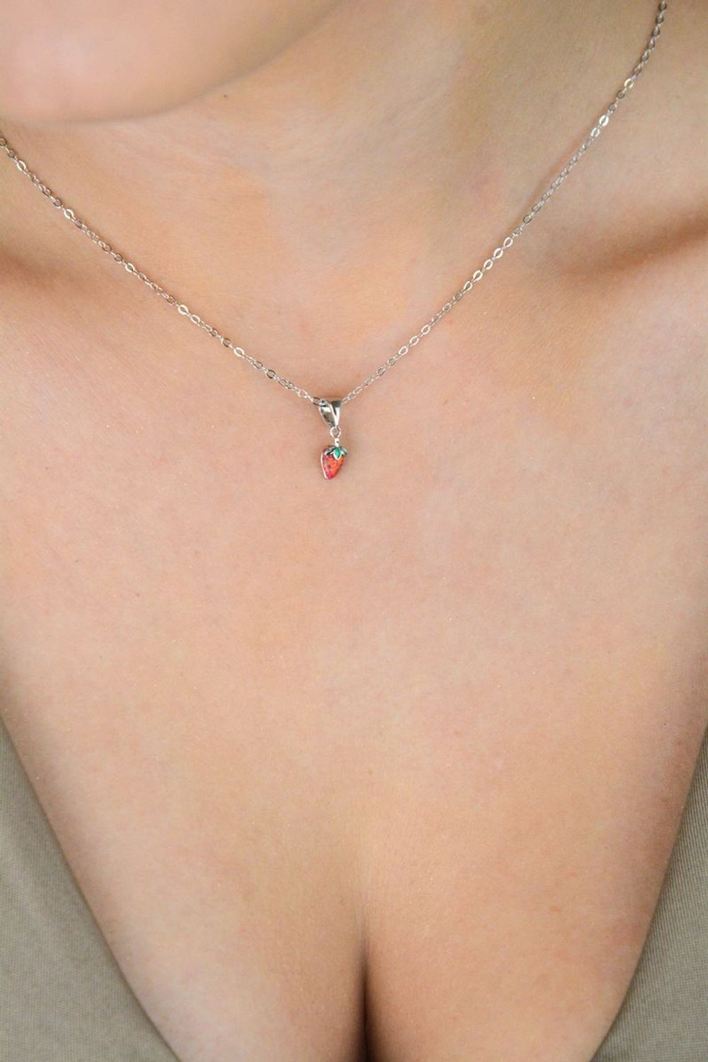 MINET dziecięcy naszyjnik srebrny z zawieszką w kształcie truskawki. Ozdobiony czerwonym opalem, wykonany z rodowanego srebra Ag 925. Idealny prezent dla dziewczynki.1.jpg