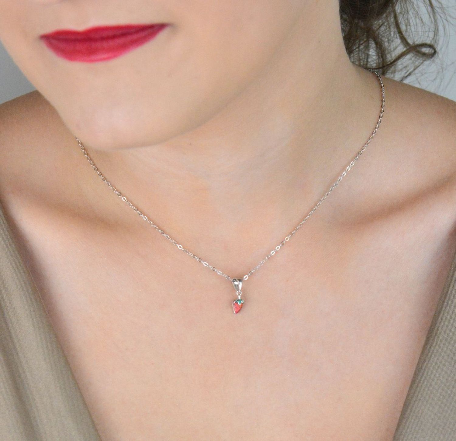 MINET dziecięcy naszyjnik srebrny z zawieszką w kształcie truskawki. Ozdobiony czerwonym opalem, wykonany z rodowanego srebra Ag 925. Idealny prezent dla dziewczynki.1.jpg