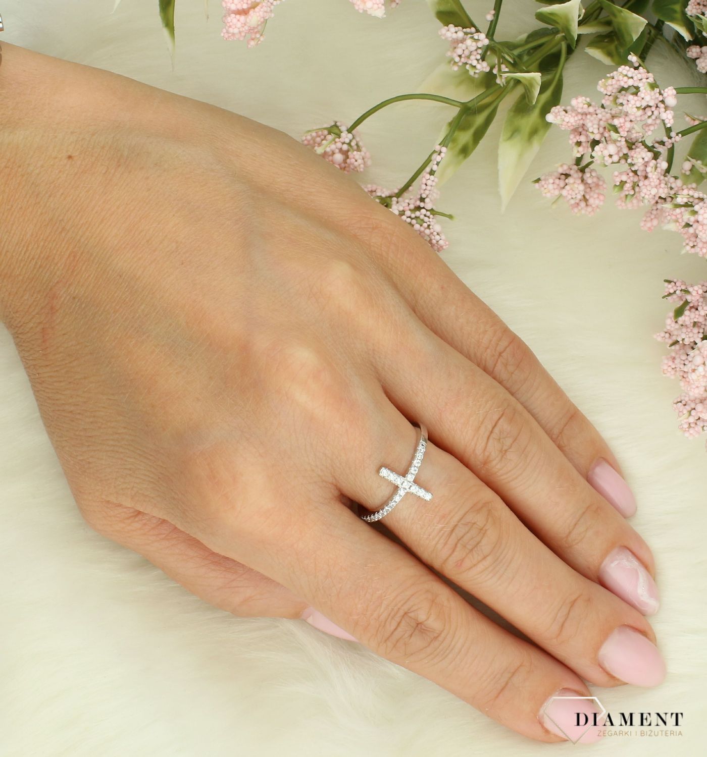 Srebrny pierścionek damski 925 krzyż z cyrkoniami rozmiar 16 JMAN0005SR56.jpg