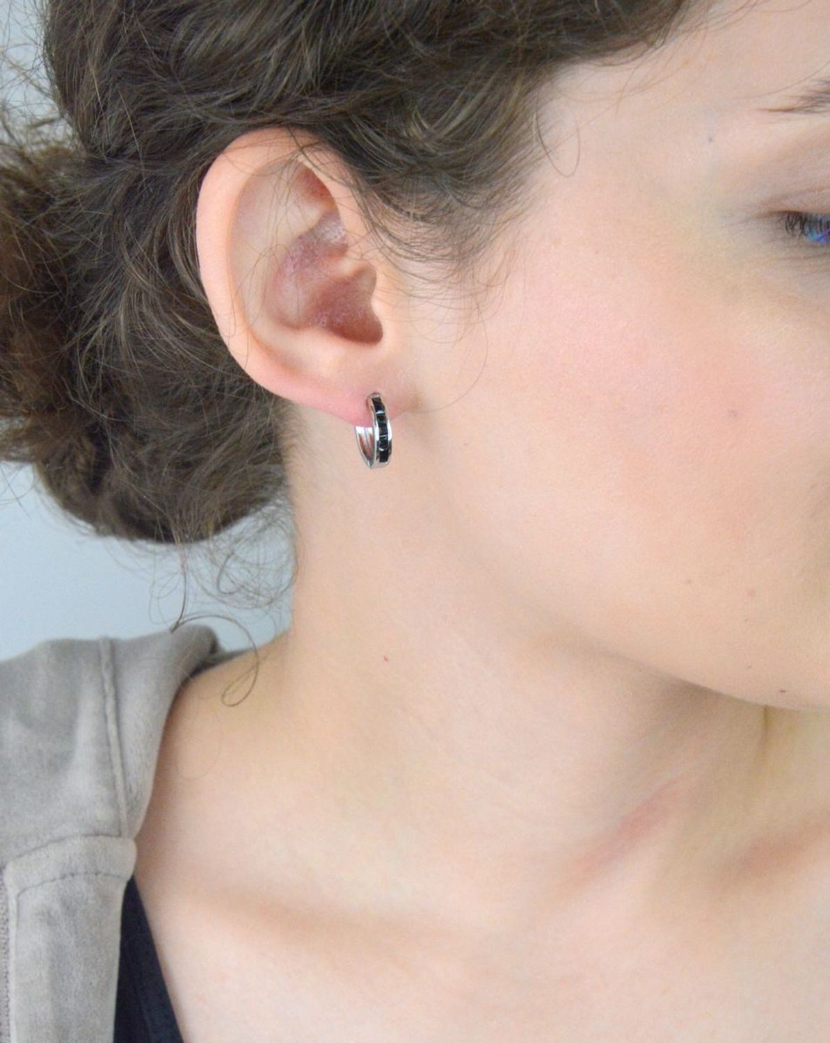 MINET srebrne kolczyki kółka z czarnymi cyrkoniami, rodowane srebro 925. Eleganckie, trwałe i wygodne kolczyki idealne na co dzień i na specjalne okazje.2.jpg