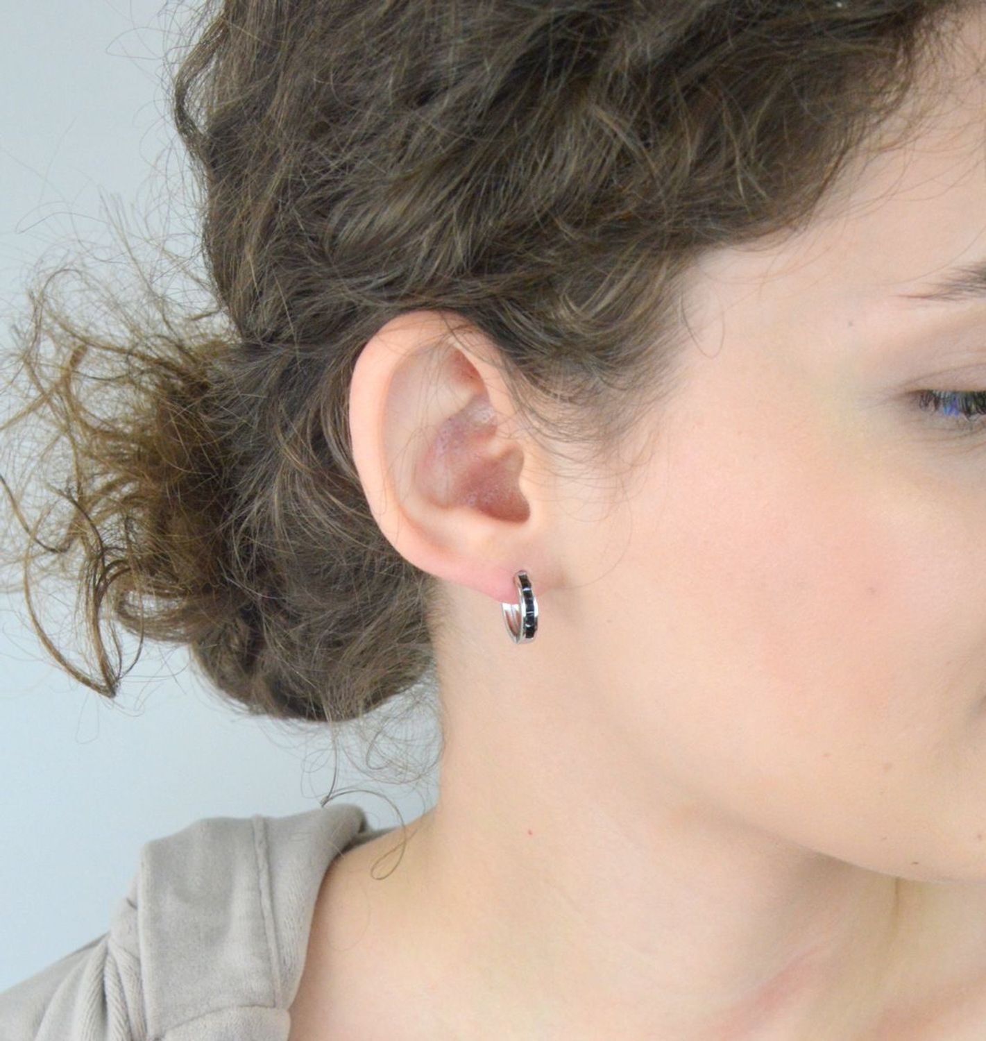 MINET srebrne kolczyki kółka z czarnymi cyrkoniami, rodowane srebro 925. Eleganckie, trwałe i wygodne kolczyki idealne na co dzień i na specjalne okazje.2.jpg