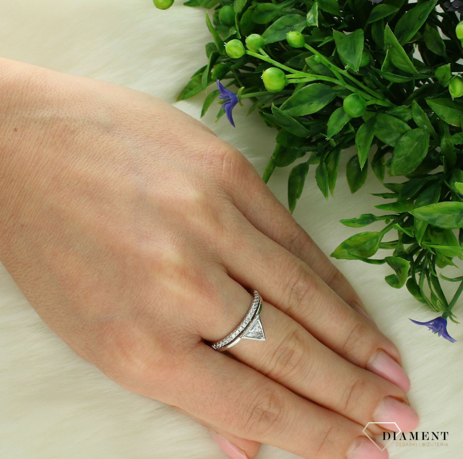 Srebrny pierścionek damski 925 trójkąt z cyrkoniami rozmiar 16 JMAN0028SR56. Srebrny pierścionek damski. Pierścionek damski srebrny z cyrkoniami. Pierścionek srebrny damski na prezent. (2).jpg