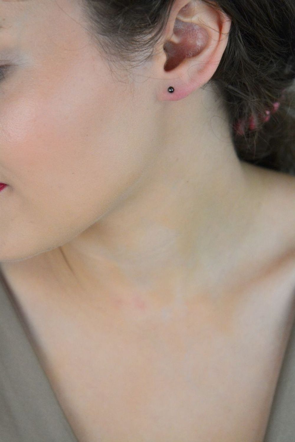 Małe srebrne kolczyki MINET czarne kulki 3 mm – minimalistyczna biżuteria do codziennego noszenia. Srebro próby 925 pokryte trwałym czarnym rodem.1.jpg