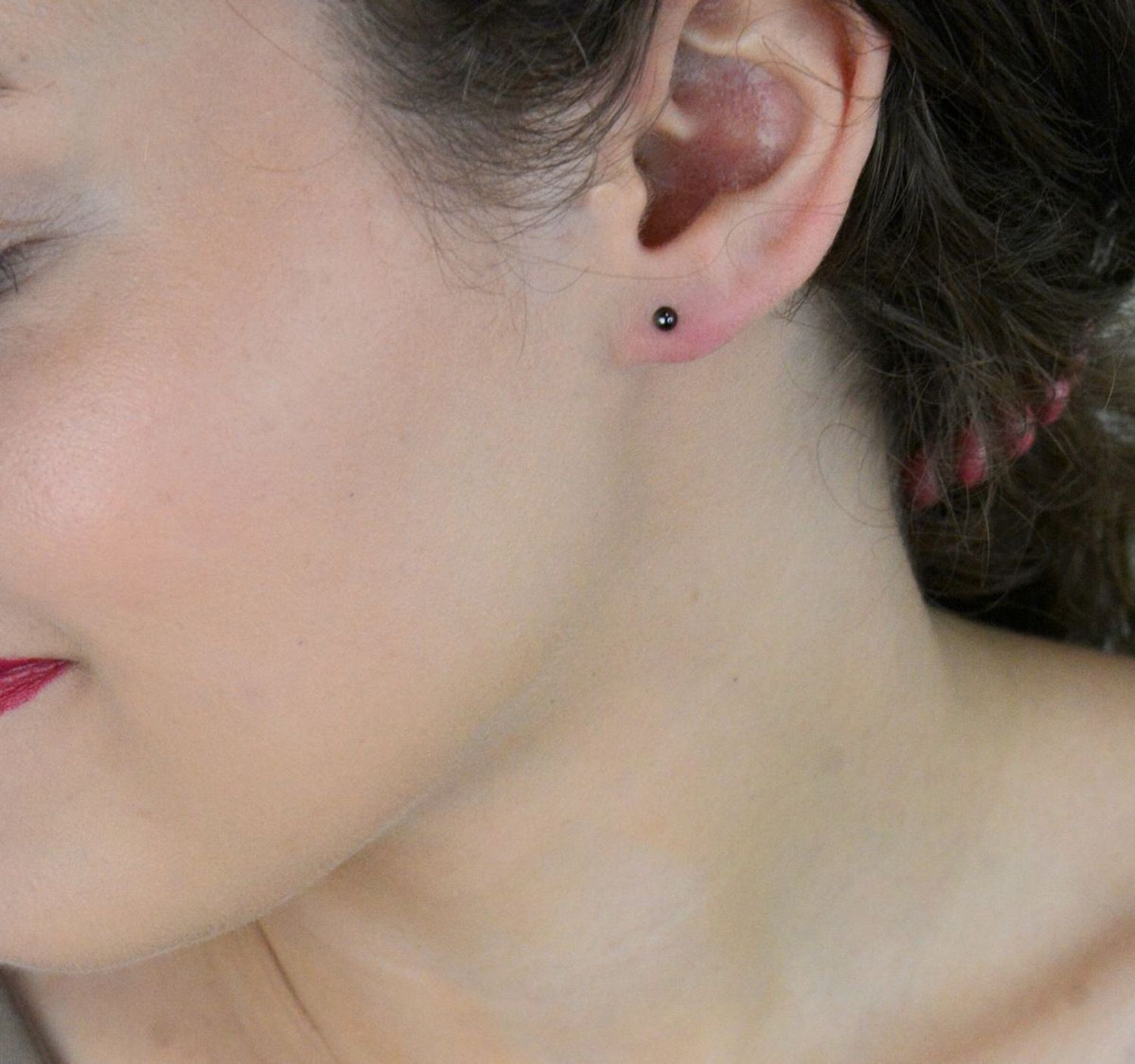 Małe srebrne kolczyki MINET czarne kulki 3 mm – minimalistyczna biżuteria do codziennego noszenia. Srebro próby 925 pokryte trwałym czarnym rodem.1.jpg