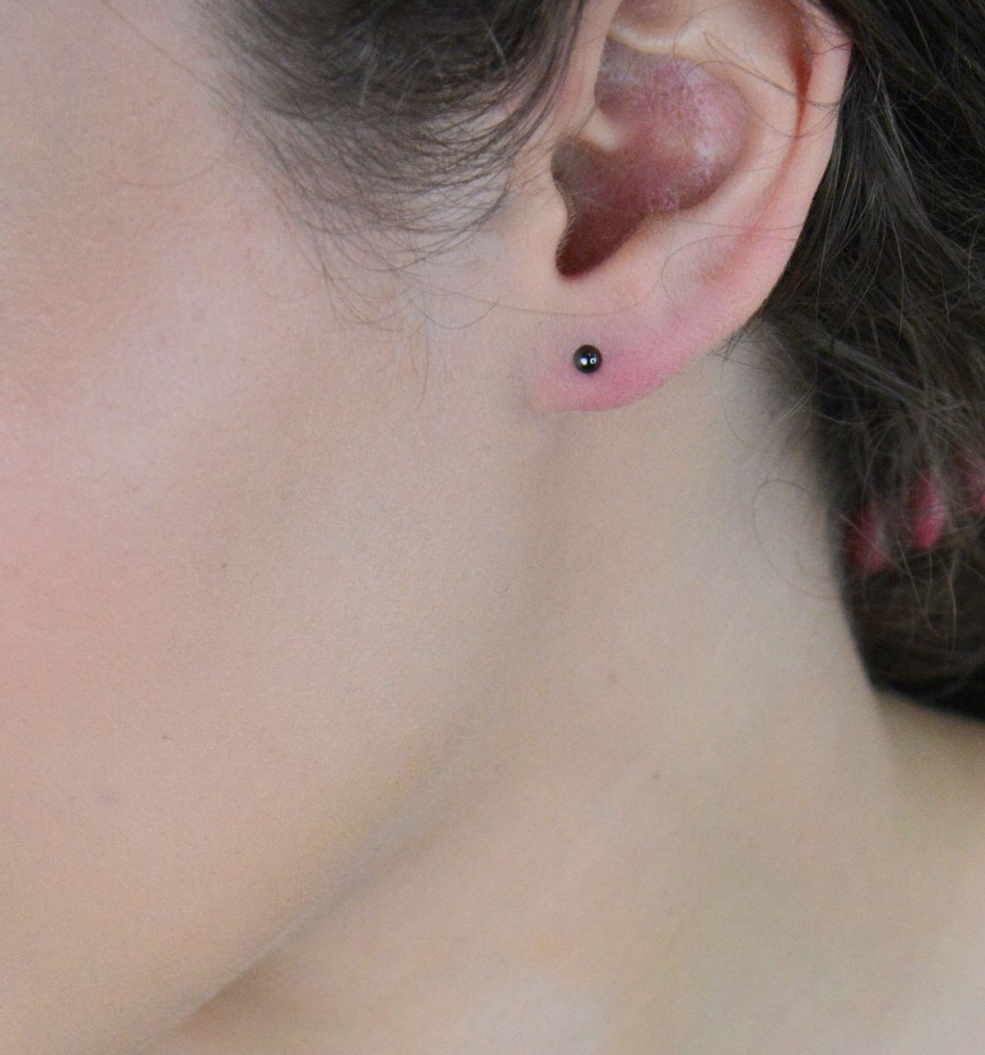 Małe srebrne kolczyki MINET czarne kulki 3 mm – minimalistyczna biżuteria do codziennego noszenia. Srebro próby 925 pokryte trwałym czarnym rodem.1.jpg