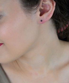 Małe srebrne kolczyki MINET czarne kulki 3 mm – minimalistyczna biżuteria do codziennego noszenia. Srebro próby 925 pokryte trwałym czarnym rodem (3).JPG