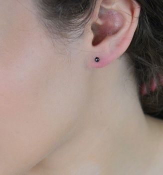 Małe srebrne kolczyki MINET czarne kulki 3 mm – minimalistyczna biżuteria do codziennego noszenia. Srebro próby 925 pokryte trwałym czarnym rodem (4).JPG