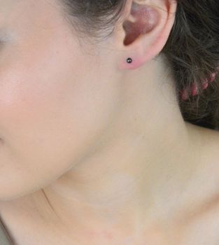 Małe srebrne kolczyki MINET czarne kulki 3 mm – minimalistyczna biżuteria do codziennego noszenia. Srebro próby 925 pokryte trwałym czarnym rodem (5).JPG