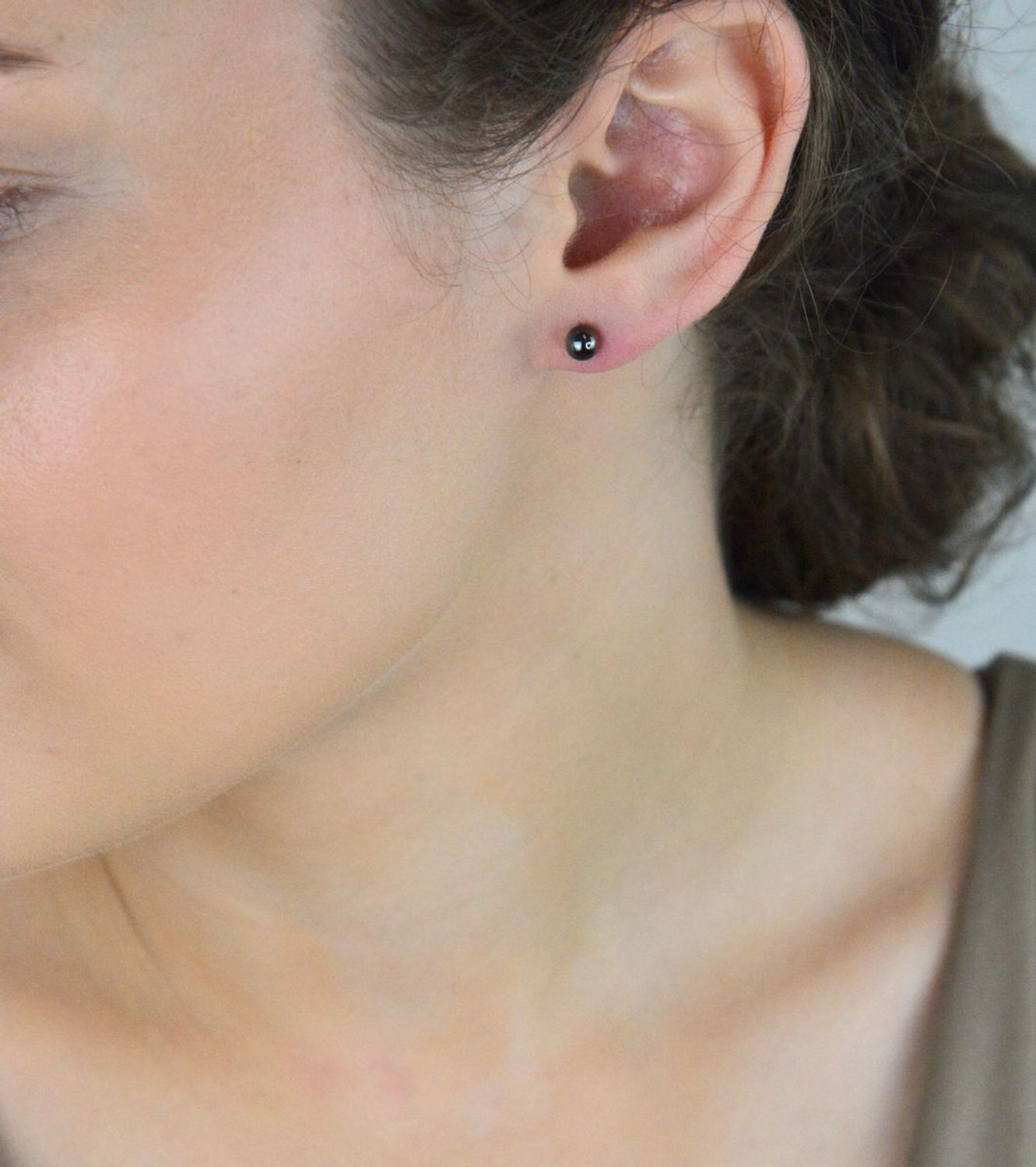 MINET srebrne kolczyki czarne kulki 5 mm, pokryte czarnym rodem. Subtelne, trwałe i wygodne kolczyki sztyfty na co dzień.1.jpg