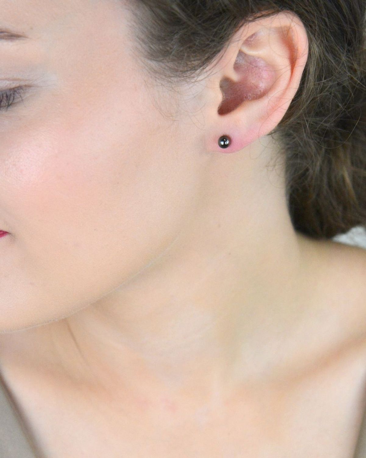 MINET srebrne kolczyki czarne kulki 5 mm, pokryte czarnym rodem. Subtelne, trwałe i wygodne kolczyki sztyfty na co dzień.1.jpg