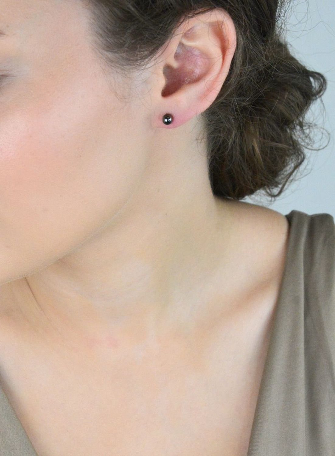 MINET srebrne kolczyki czarne kulki 5 mm, pokryte czarnym rodem. Subtelne, trwałe i wygodne kolczyki sztyfty na co dzień.1.jpg