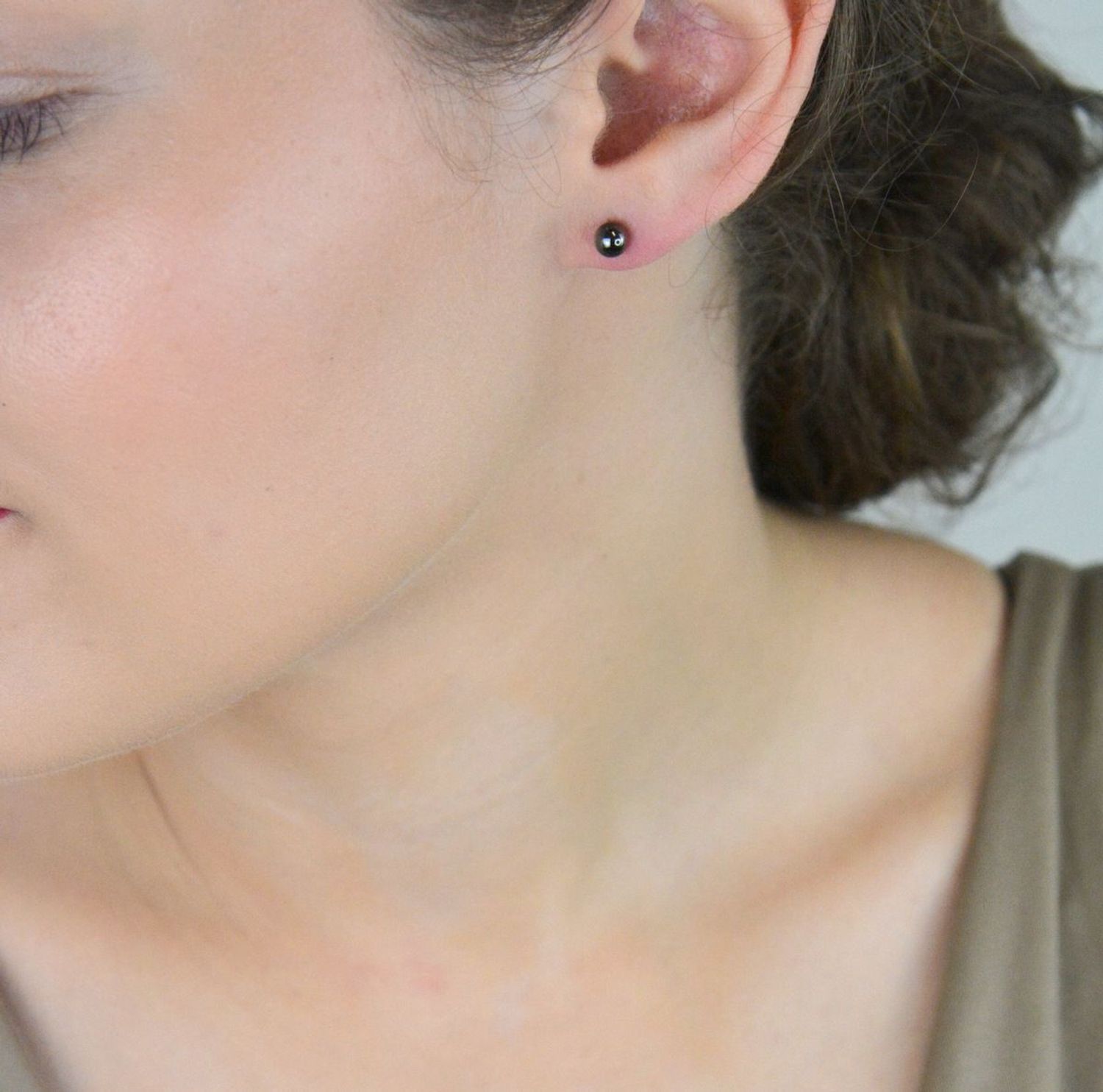 MINET srebrne kolczyki czarne kulki 5 mm, pokryte czarnym rodem. Subtelne, trwałe i wygodne kolczyki sztyfty na co dzień.1.jpg