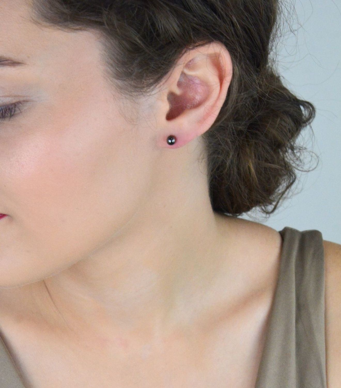 MINET srebrne kolczyki czarne kulki 5 mm, pokryte czarnym rodem. Subtelne, trwałe i wygodne kolczyki sztyfty na co dzień.1.jpg