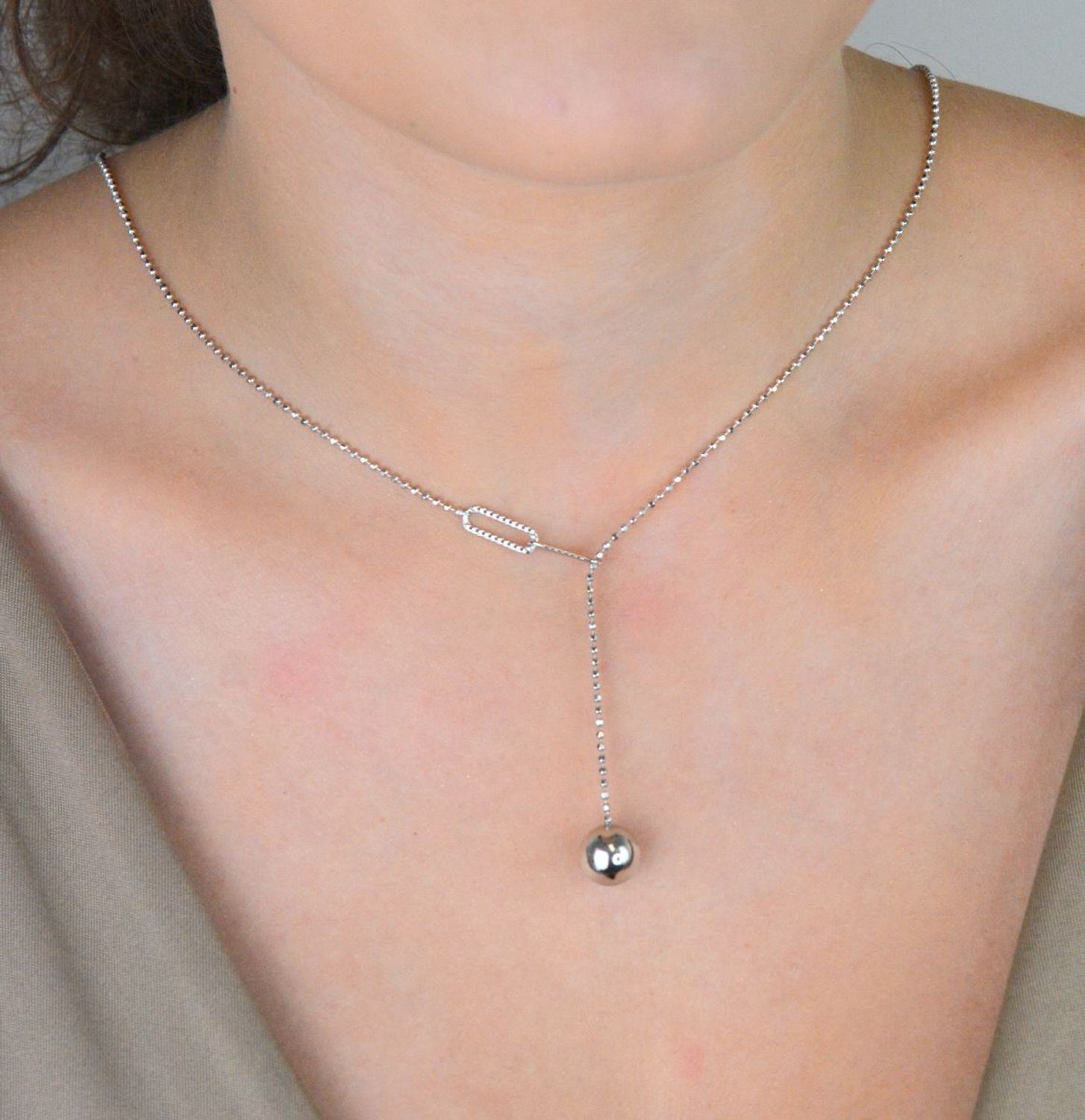 Srebrny naszyjnik MINET z wiszącą kulką, wykonany z rodowanego srebra próby 925. Minimalistyczna elegancja, idealna na co dzień i specjalne okazje. Długość 45 cm.1.jpg