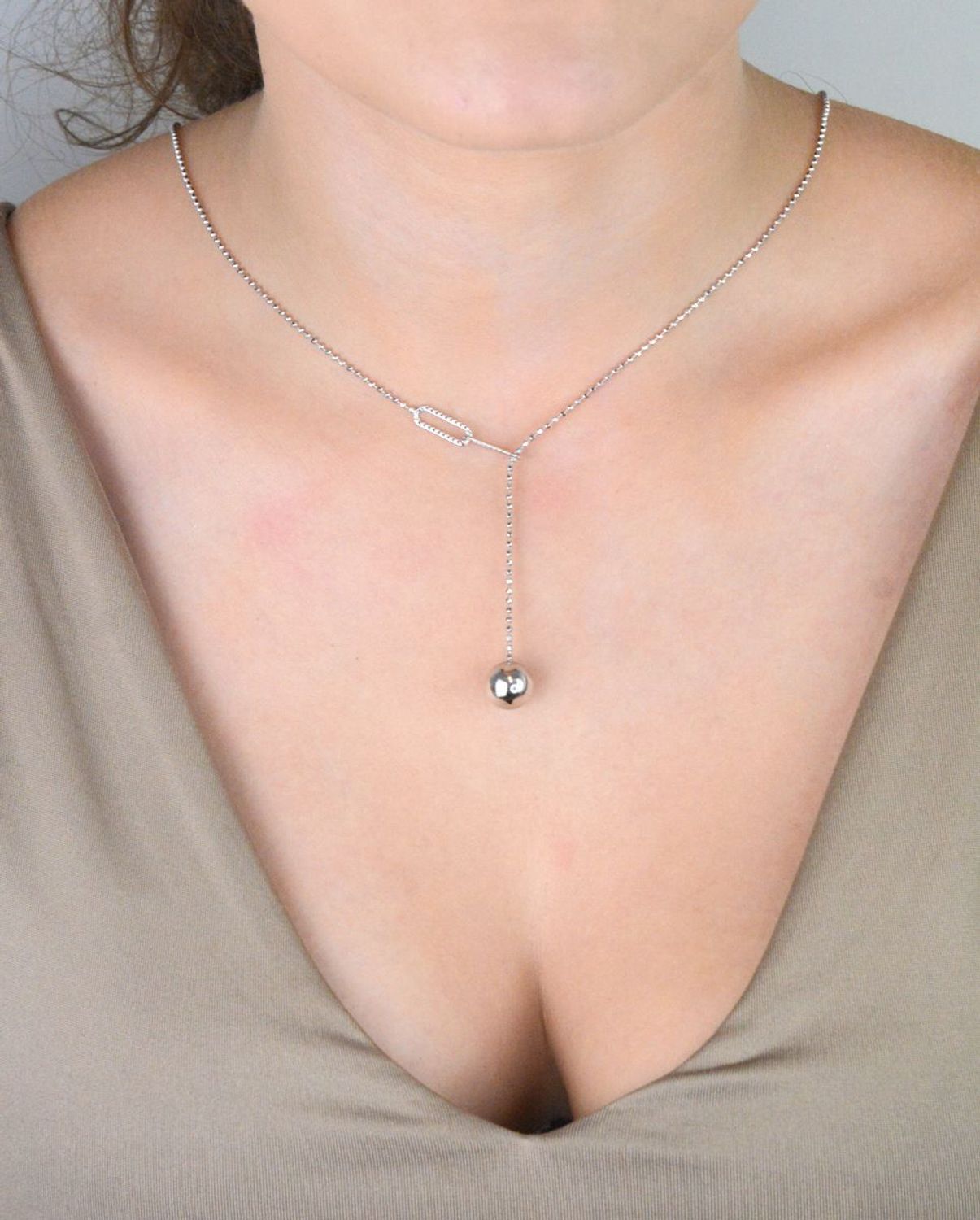 Srebrny naszyjnik MINET z wiszącą kulką, wykonany z rodowanego srebra próby 925. Minimalistyczna elegancja, idealna na co dzień i specjalne okazje. Długość 45 cm.1.jpg