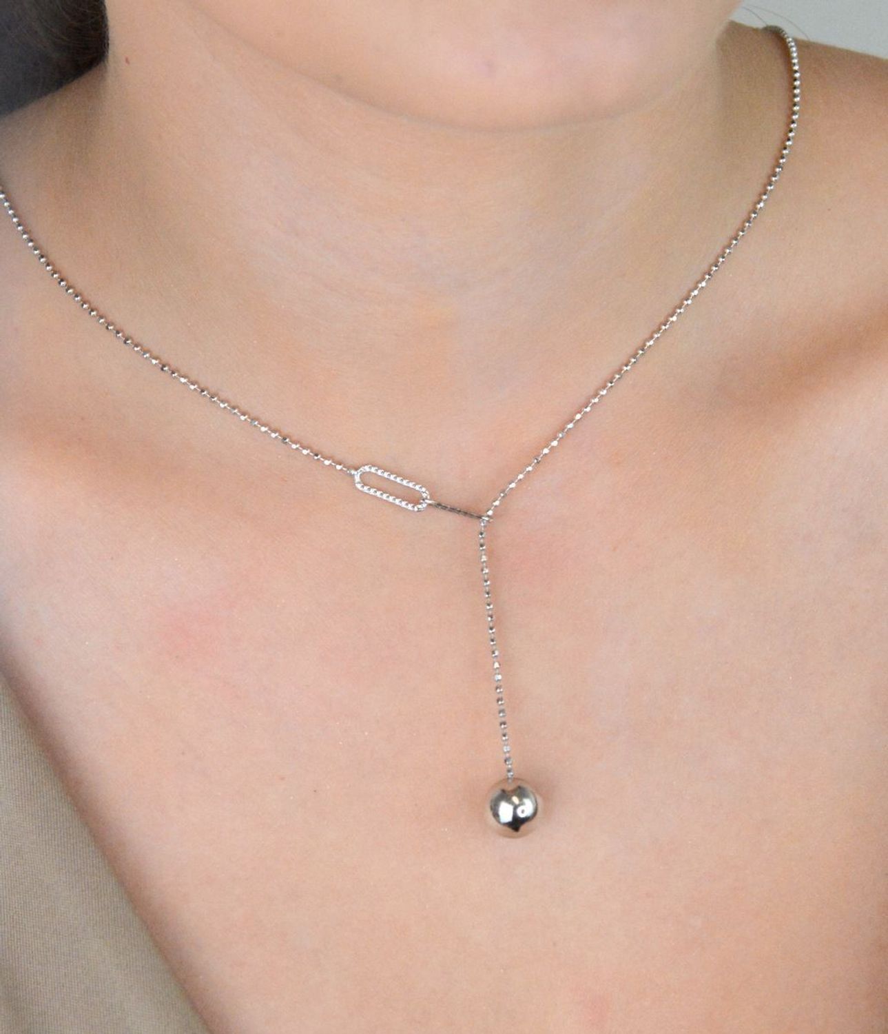 Srebrny naszyjnik MINET z wiszącą kulką, wykonany z rodowanego srebra próby 925. Minimalistyczna elegancja, idealna na co dzień i specjalne okazje. Długość 45 cm.1.jpg