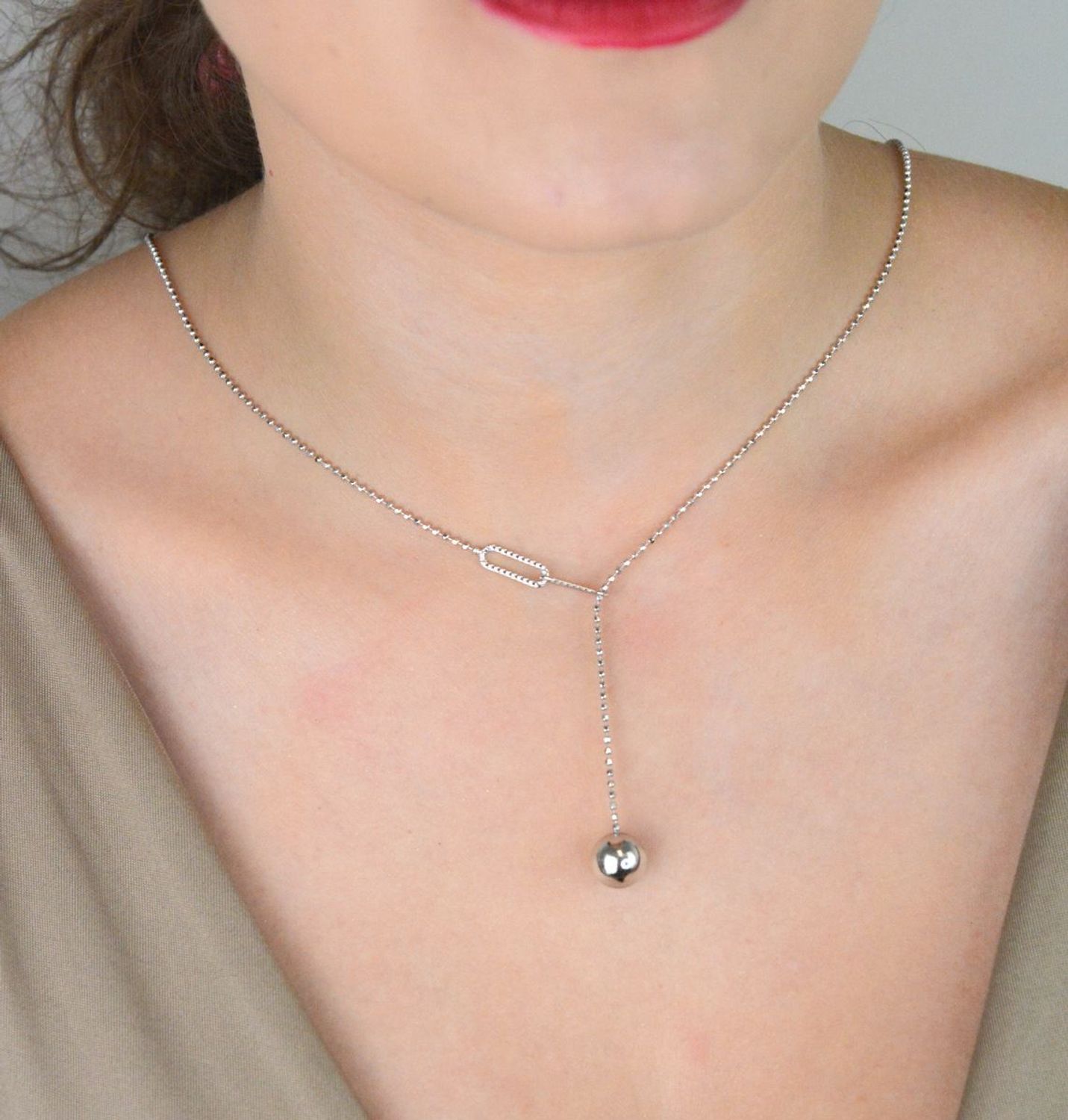 Srebrny naszyjnik MINET z wiszącą kulką, wykonany z rodowanego srebra próby 925. Minimalistyczna elegancja, idealna na co dzień i specjalne okazje. Długość 45 cm.1.jpg