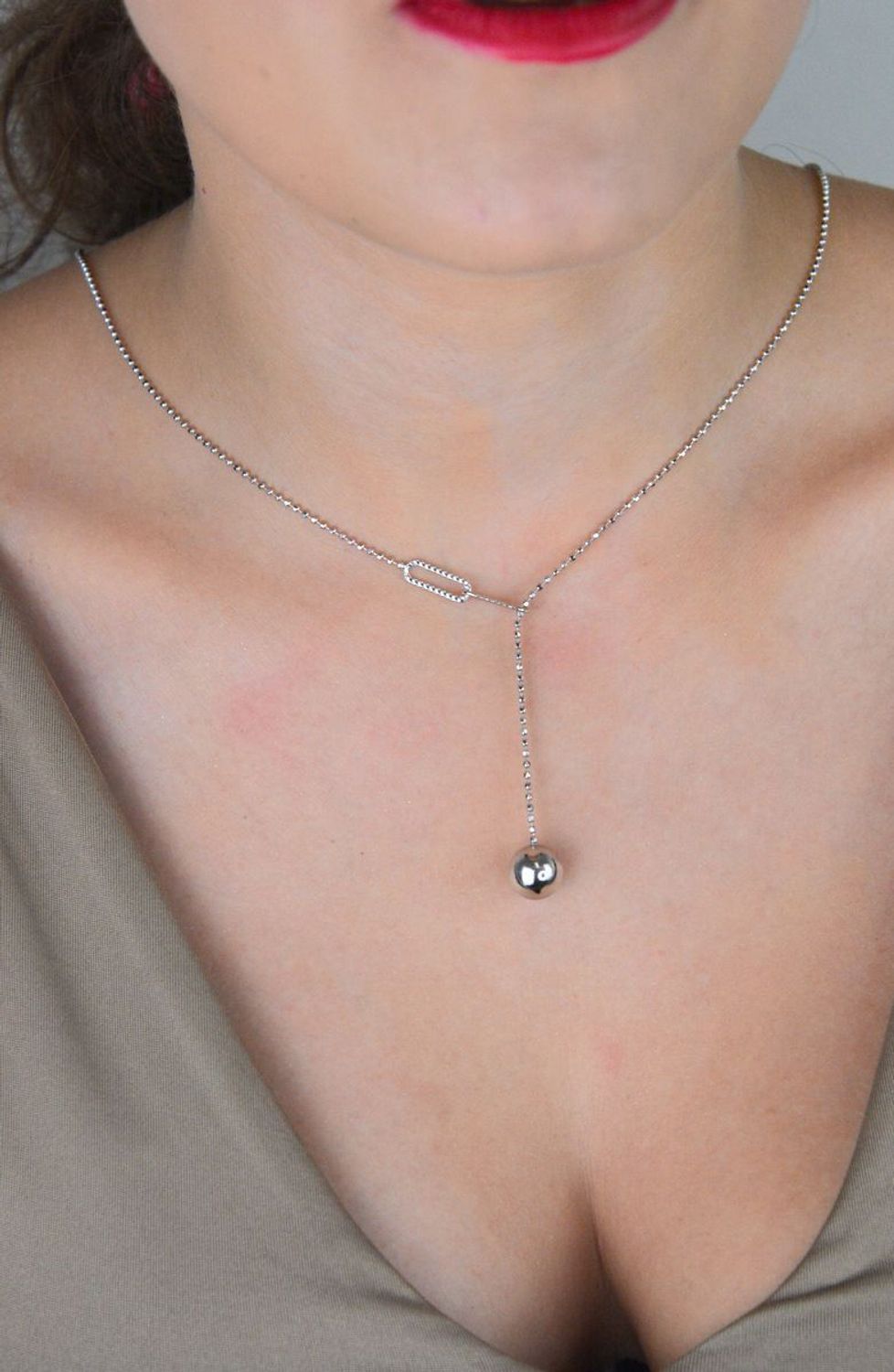 Srebrny naszyjnik MINET z wiszącą kulką, wykonany z rodowanego srebra próby 925. Minimalistyczna elegancja, idealna na co dzień i specjalne okazje. Długość 45 cm.1.jpg