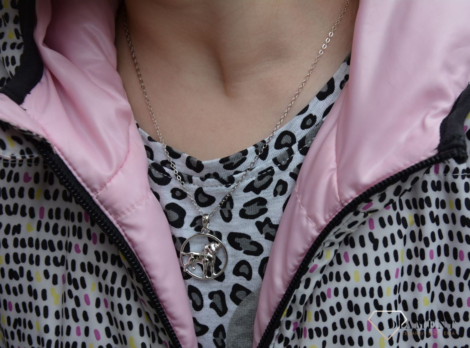 Naszyjnik srebrny dla dziewczynki piesek w kółeczku JMAN0036PN42.jpg