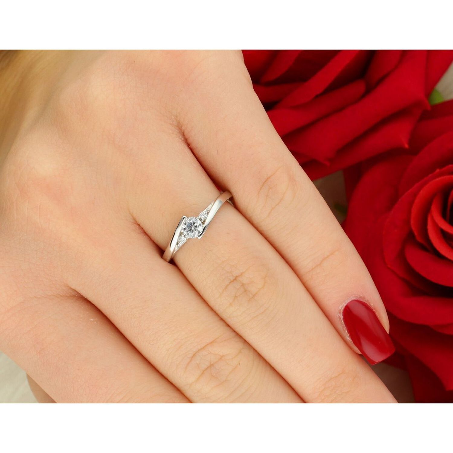 Srebrny pierścionek damski 925 obrączka z cyrkonią rozmiar 9 JMAN0046SR49. Srebrny pierścionek delikatny damski. Pomysł na prezent dla kobiety. Mały srebrny pierścionek..jpg