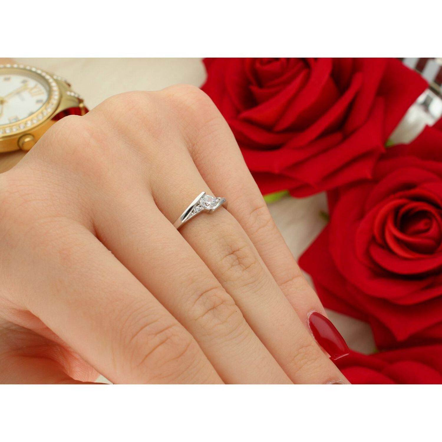 Srebrny pierścionek damski 925 obrączka z cyrkonią rozmiar 9 JMAN0046SR49. Srebrny pierścionek delikatny damski. Pomysł na prezent dla kobiety. Mały srebrny pierścionek..jpg