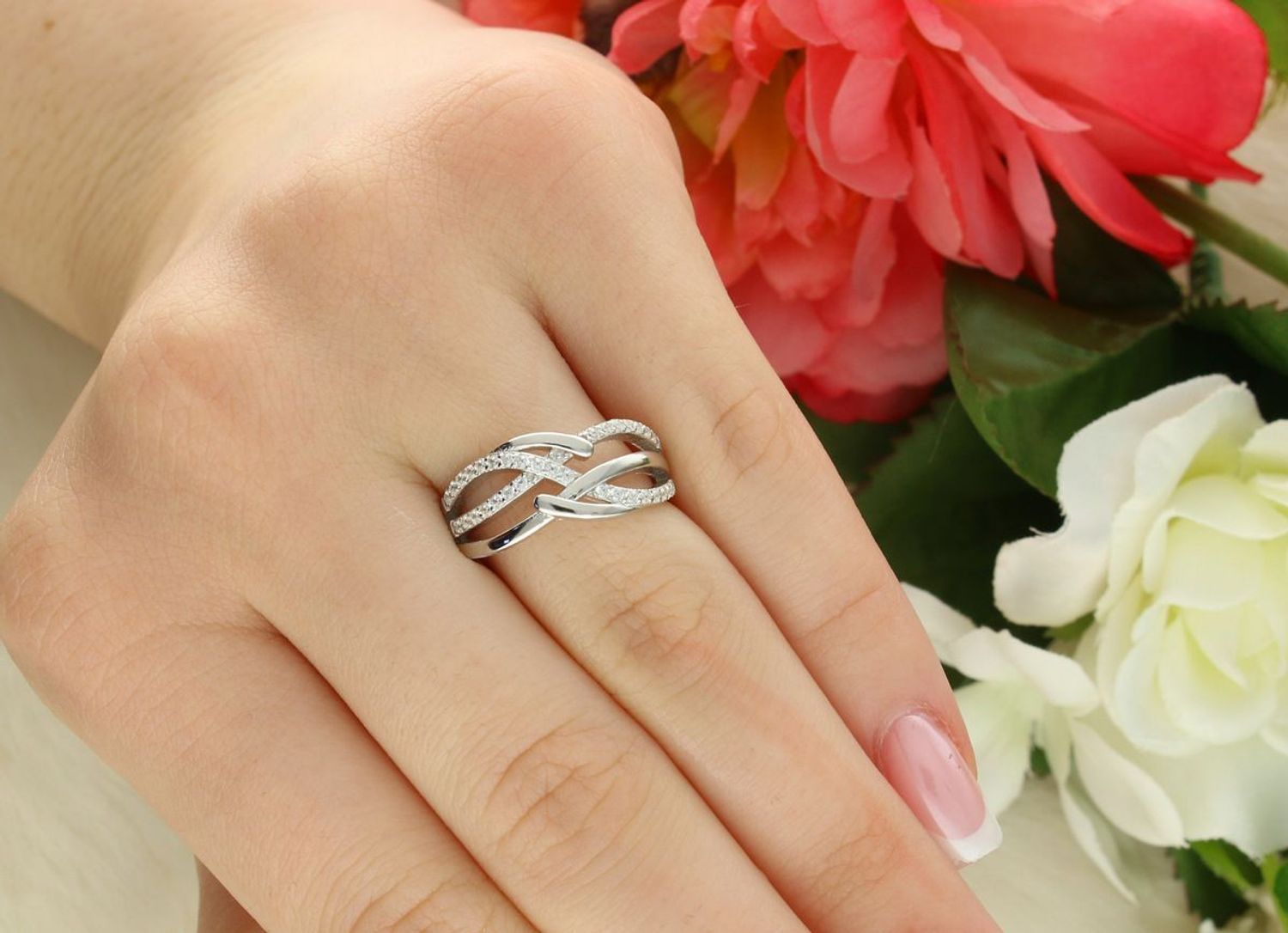 Ekskluzywny pierścień srebrny marki MINET z połyskującymi białymi cyrkoniami. Wykonany z rodowanego srebra próby 925. Idealny do codziennych i wieczorowych stylizacji.1.jpg