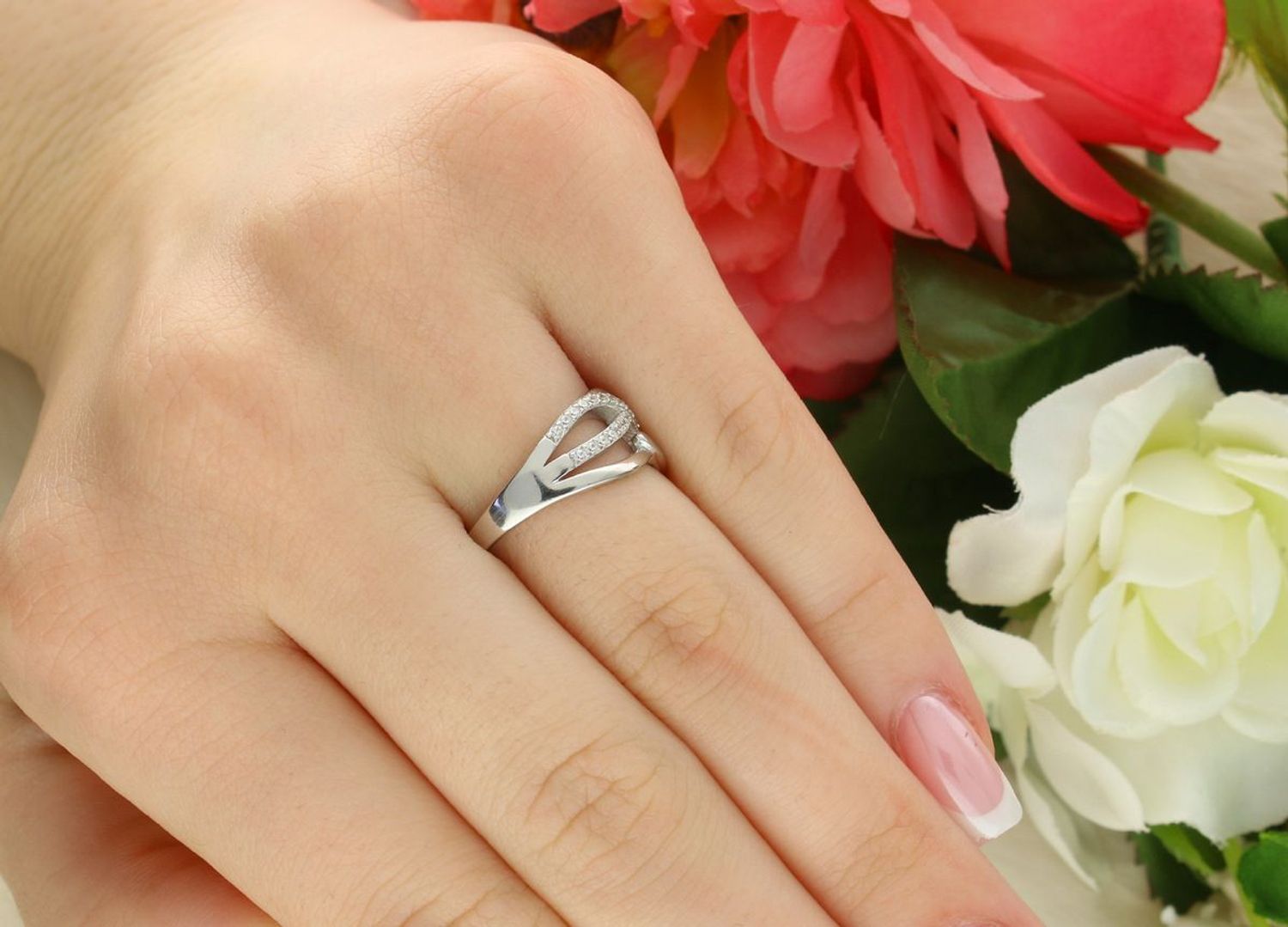 Ekskluzywny pierścień srebrny marki MINET z połyskującymi białymi cyrkoniami. Wykonany z rodowanego srebra próby 925. Idealny do codziennych i wieczorowych stylizacji.1.jpg