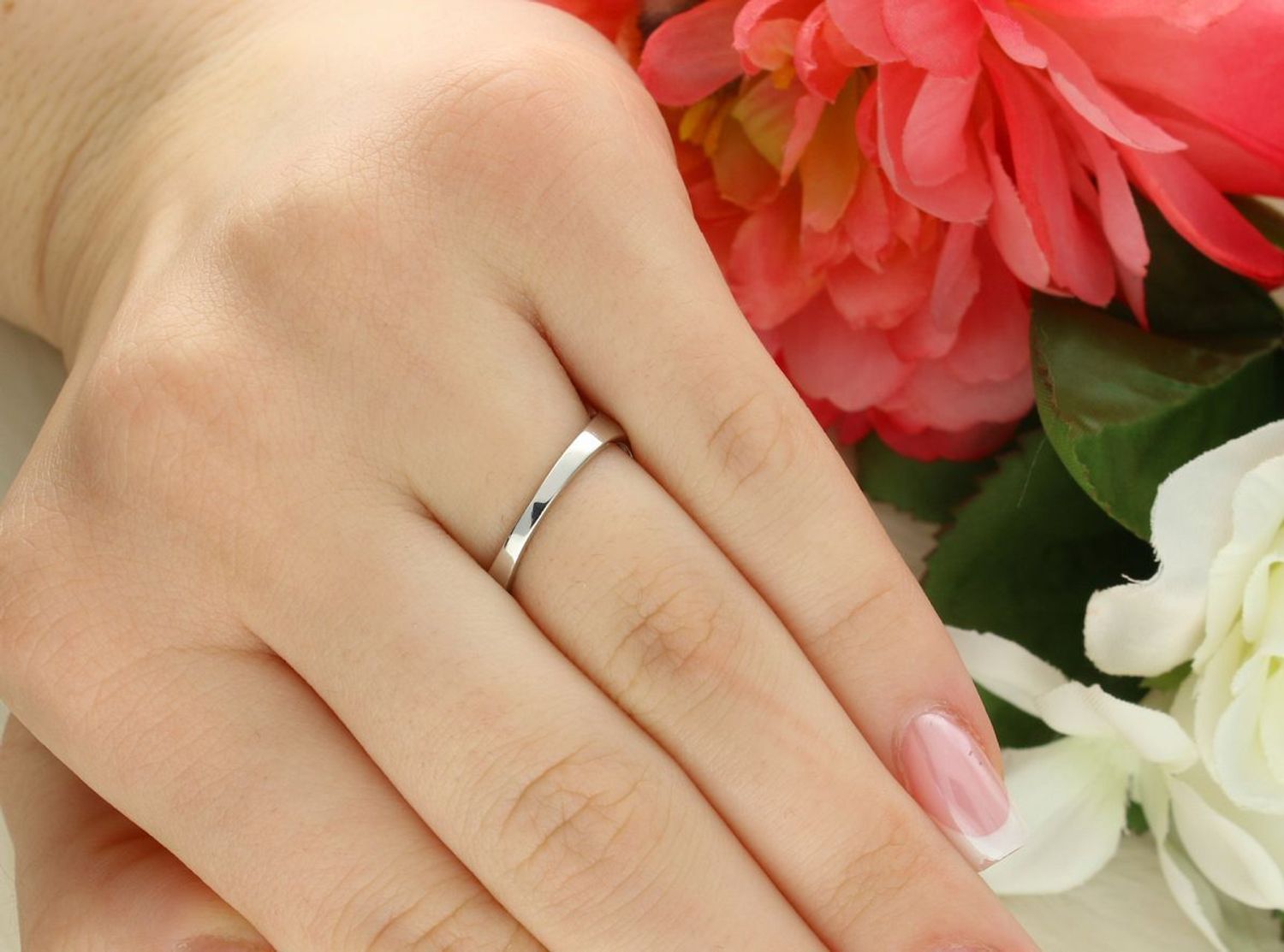 Ekskluzywny pierścień srebrny marki MINET z połyskującymi białymi cyrkoniami. Wykonany z rodowanego srebra próby 925. Idealny do codziennych i wieczorowych stylizacji.1.jpg