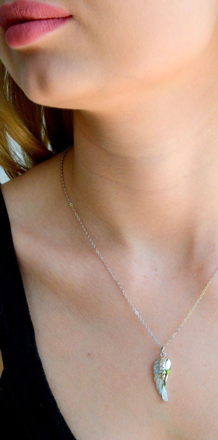 Srebrny naszyjnik celebrytka damskie 925 skrzydło z masą perłową JMAN0130SN45. Srebrny naszyjnik damski. Naszyjnik srebrny celebrytka. Srebrna celebrytka damska z zawieszkami. Srebrny naszyjnik celebrytka damska na prezent (1).jpg