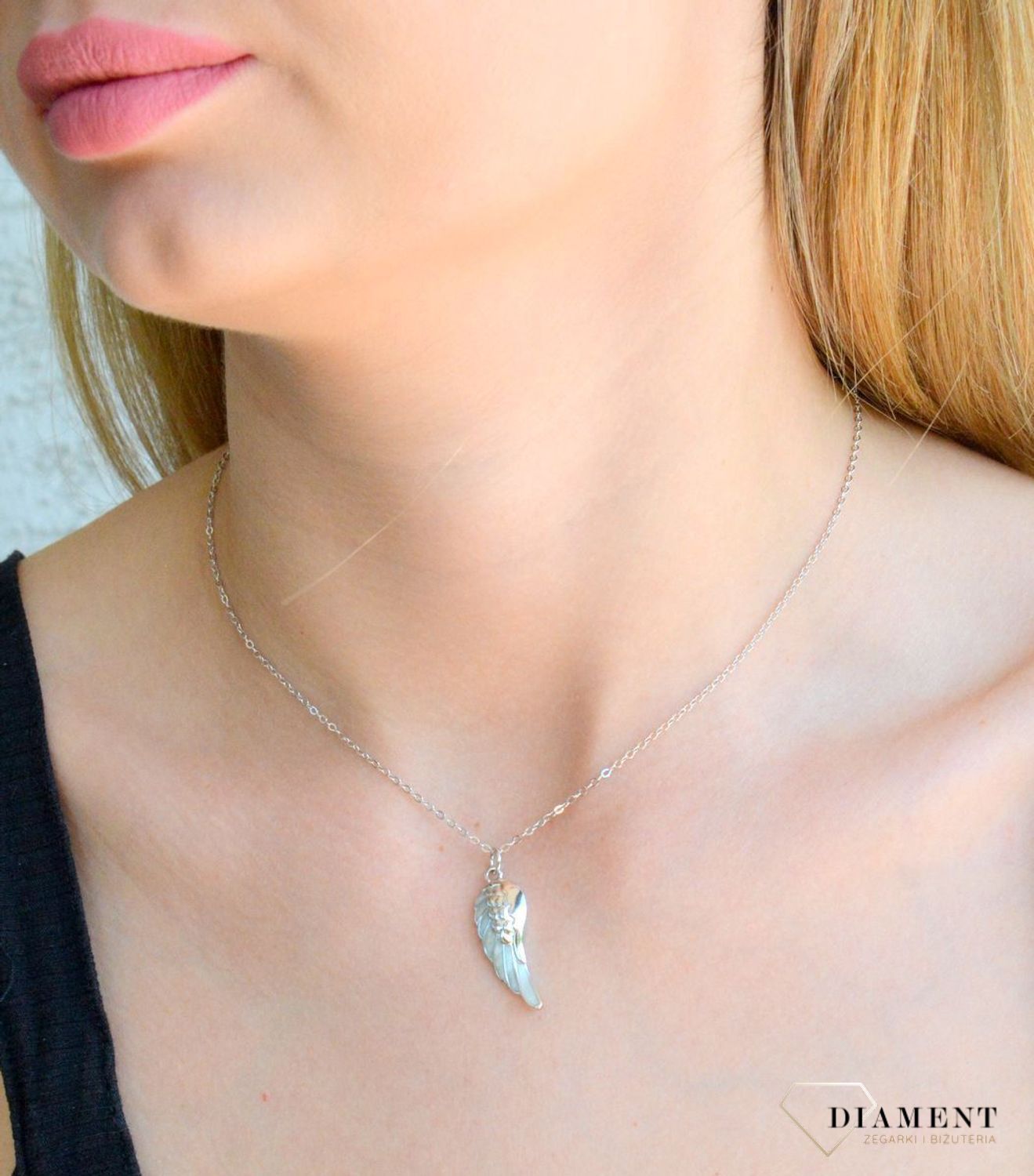 Srebrny naszyjnik celebrytka damskie 925 skrzydło z masą perłową JMAN0130SN45. Srebrny naszyjnik damski. Naszyjnik srebrny celebrytka. Srebrna celebrytka damska z zawieszkami. Srebrny naszyjnik celebrytka damska na prezent (1).jpg