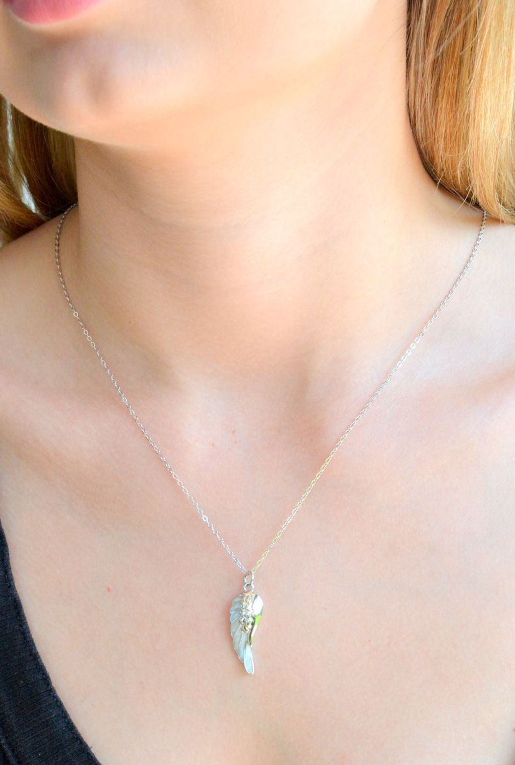 Srebrny naszyjnik celebrytka damskie 925 skrzydło z masą perłową JMAN0130SN45. Srebrny naszyjnik damski. Naszyjnik srebrny celebrytka. Srebrna celebrytka damska z zawieszkami. Srebrny naszyjnik celebrytka damska na prezent (1).jpg