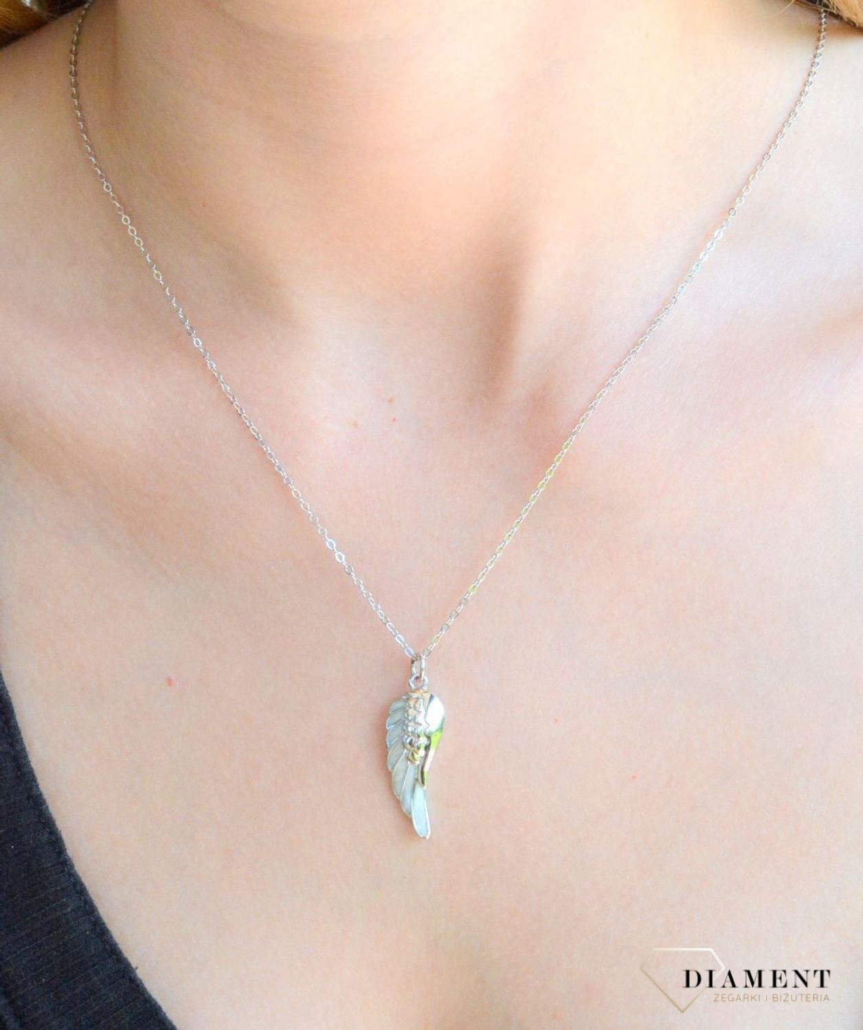 Srebrny naszyjnik celebrytka damskie 925 skrzydło z masą perłową JMAN0130SN45. Srebrny naszyjnik damski. Naszyjnik srebrny celebrytka. Srebrna celebrytka damska z zawieszkami. Srebrny naszyjnik celebrytka damska na prezent (1).jpg