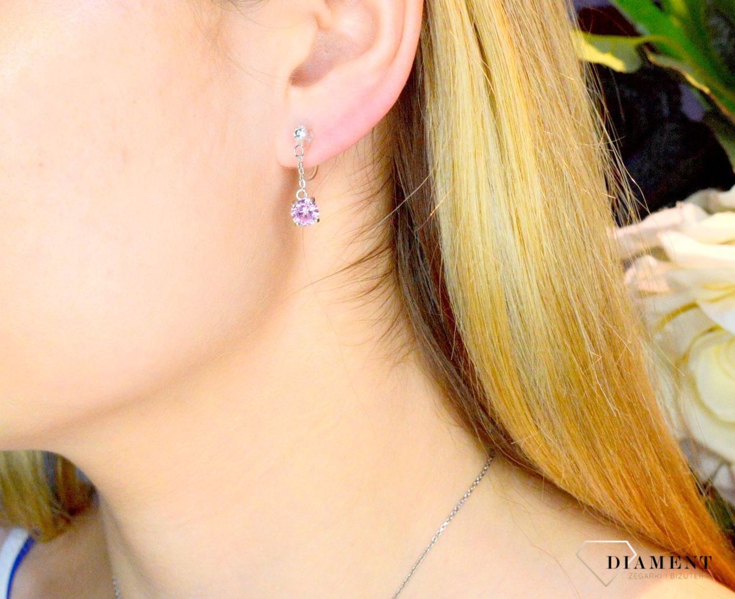 Srebrne kolczyki wiszące nausznice z różową cyrkonią JMAN0135PE00. Nausznice z różową cyrkonią i niewidocznym zapięciem to modne kolczyki do noszenia na płatku ucha. Kolczyki z niewidocznym zapięciem będą doskonałym rozwiązaniem dla nie prze.jpg